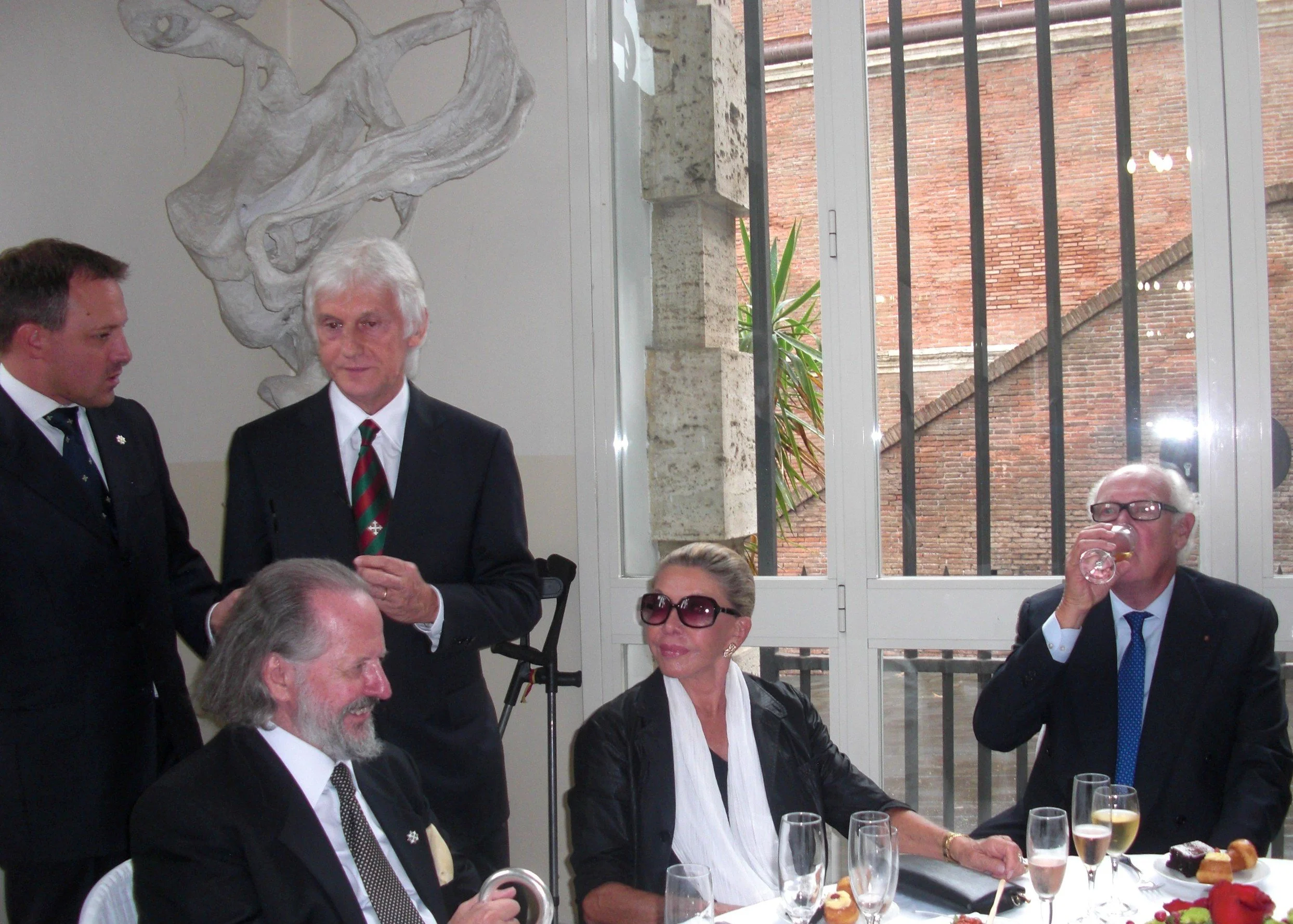 52-	2014: Durante un pranzo a Roma nell’Aula Magna della Pontificia Università Urbaniana con le LL.AA. RR., il Principe Vittorio Emanuele e Marina di Savoia e alcuni Cavalieri di Gran Croce dell’Ordine Mauriziano
