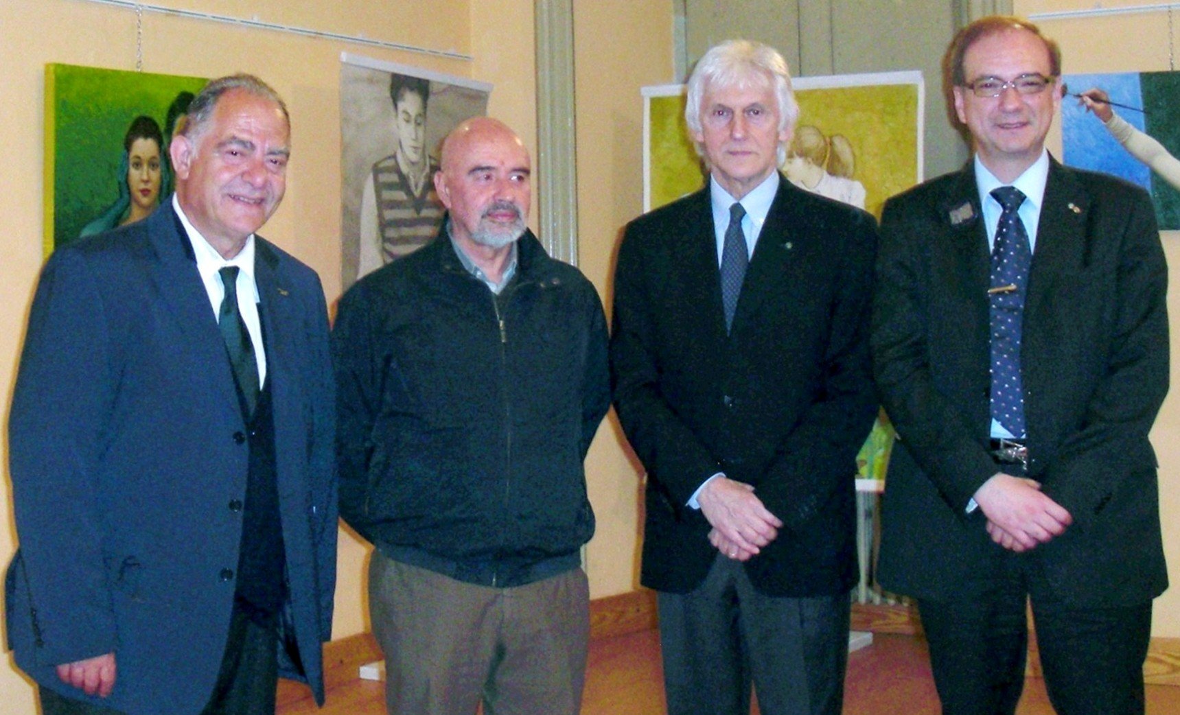 35-	Tra amici: da sinistra, Giuliano Allegri, Editore e Professore Emerito della Cattedra di Tecniche Incisorie dell’Accademia di Belle Arti di Firenze; Carlo Bertocci, artista e collega del gruppo storico della “Pittura Colta” di Italo Mussa; Giusep