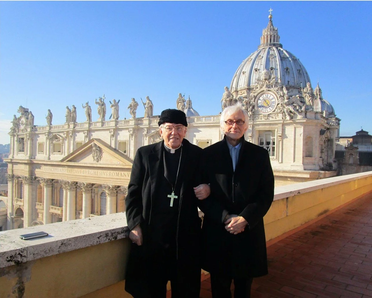 68-	Roma, Città del Vaticano: una vista unica sulla facciata della Basilica di San Pietro, dalla terrazza del Palazzo Apostolico in compagnia con S. Em. Rev. Cardinale Giovanni Battista Re