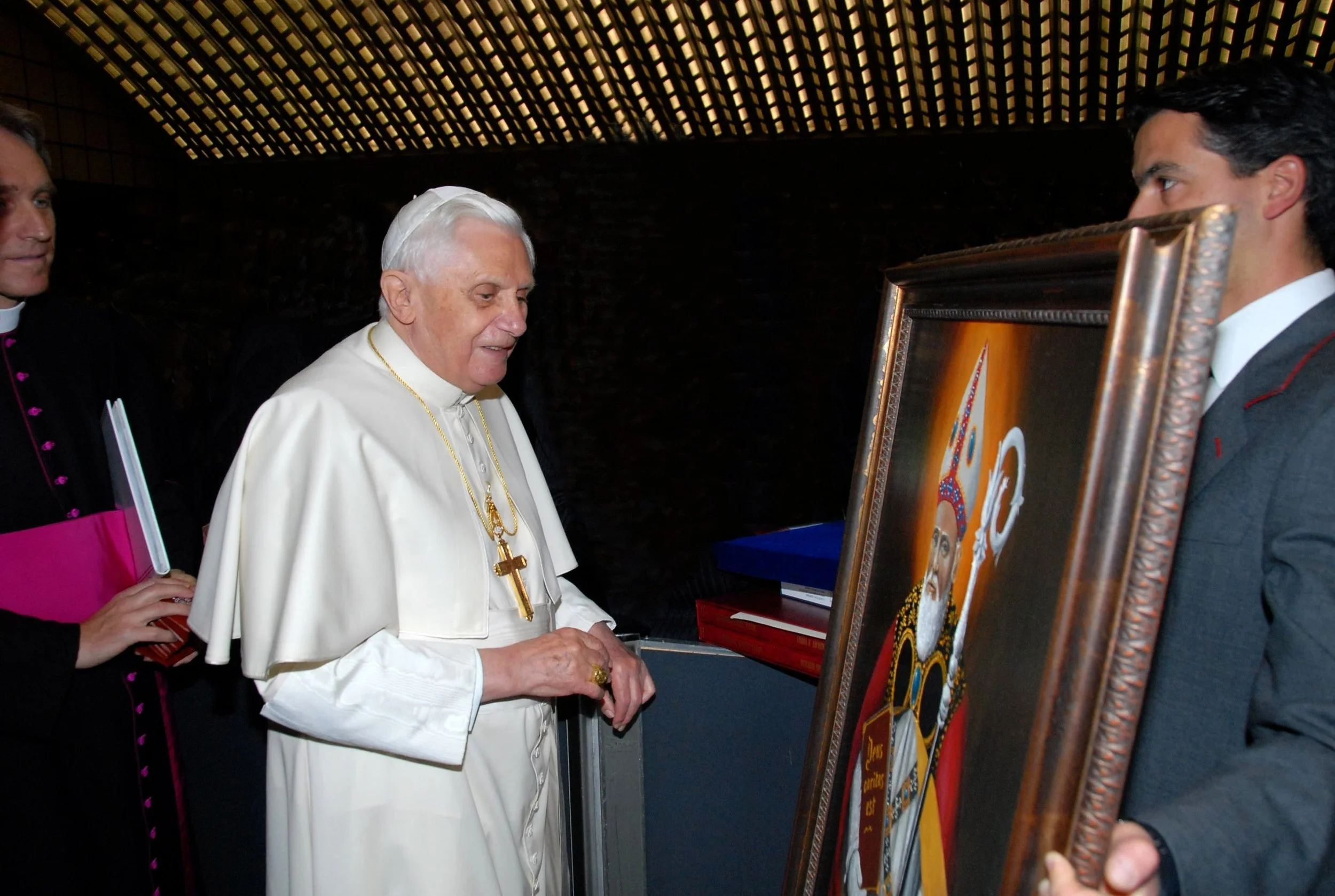 15-	28 novembre 2007: udienza in Vaticano con Sua Santità Benedetto XVI e consegna del ritratto di “Sant’Agostino”. Nella foto il Papa sta ammirando il dipinto; alle sue spalle il Segretario Personale Mons. Georg Gänswein
