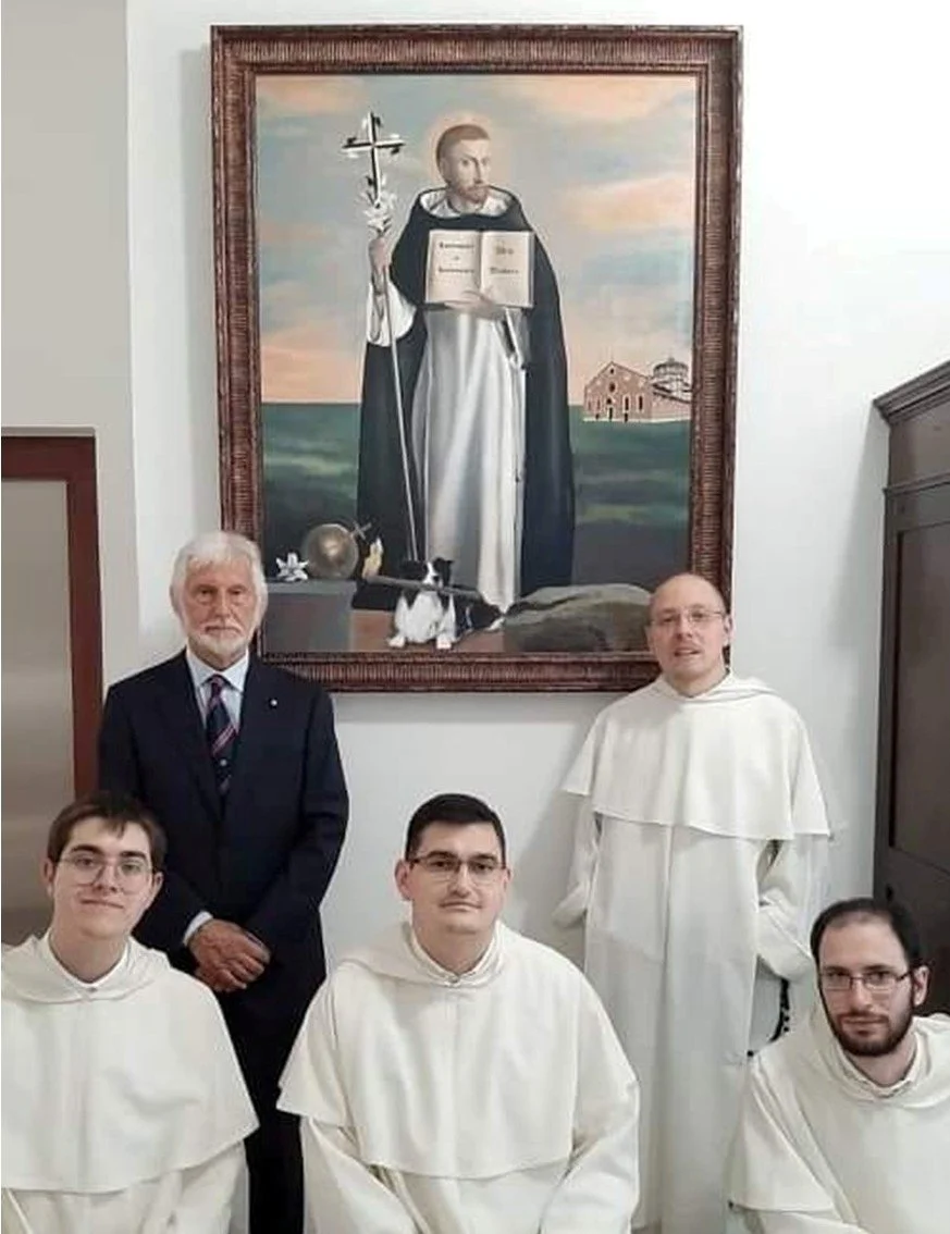 105-	24 maggio 2022: nella Basilica Santuario di Santa Maria delle Grazie di Milano, patrimonio dell’Umanità dell’Unesco, è stata collocata la mia opera pittorica raffigurante “San Domenico di Guzman”. Nella foto in piedi al mio fianco, Padre Daniele
