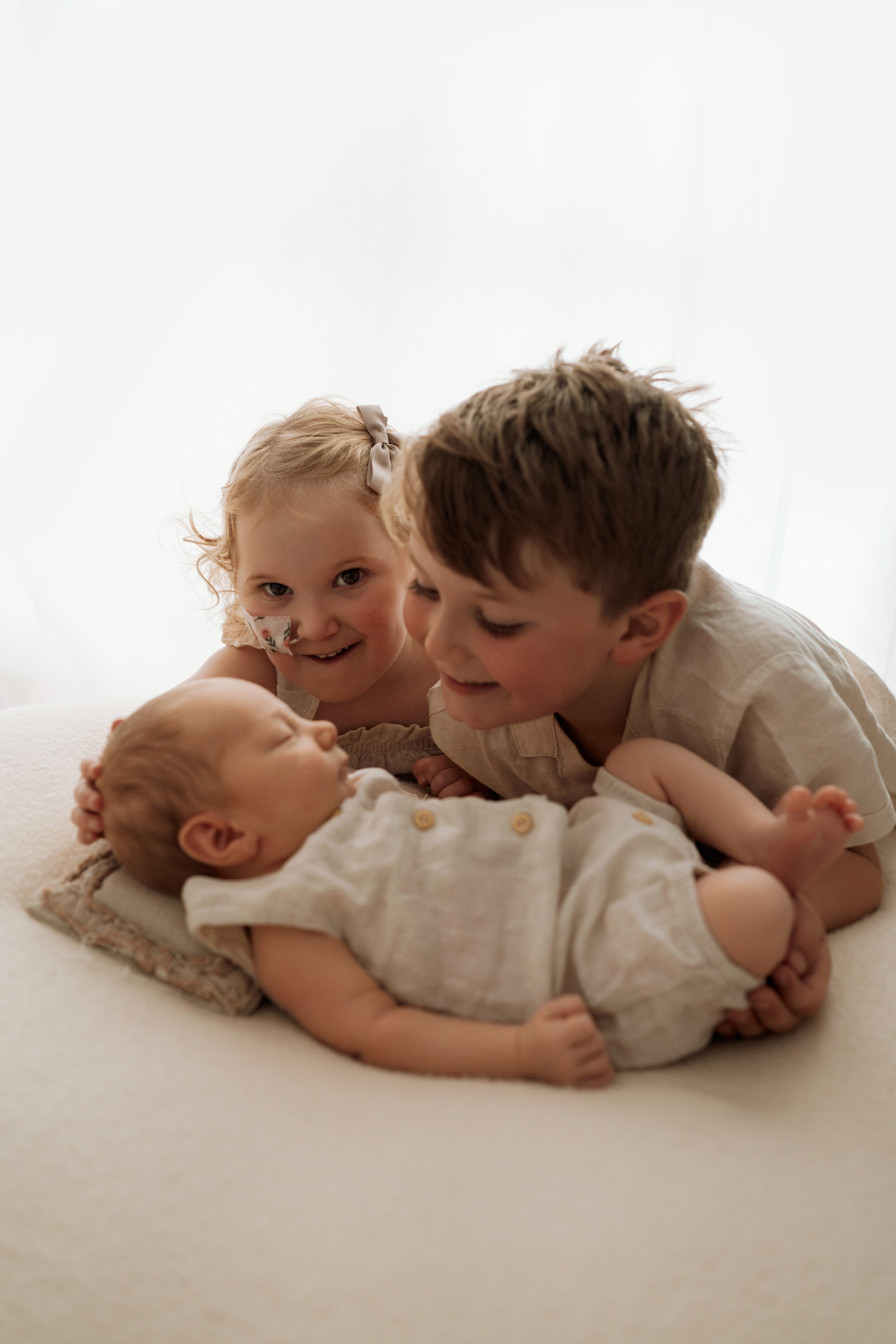 siblings with newborn photoshoot