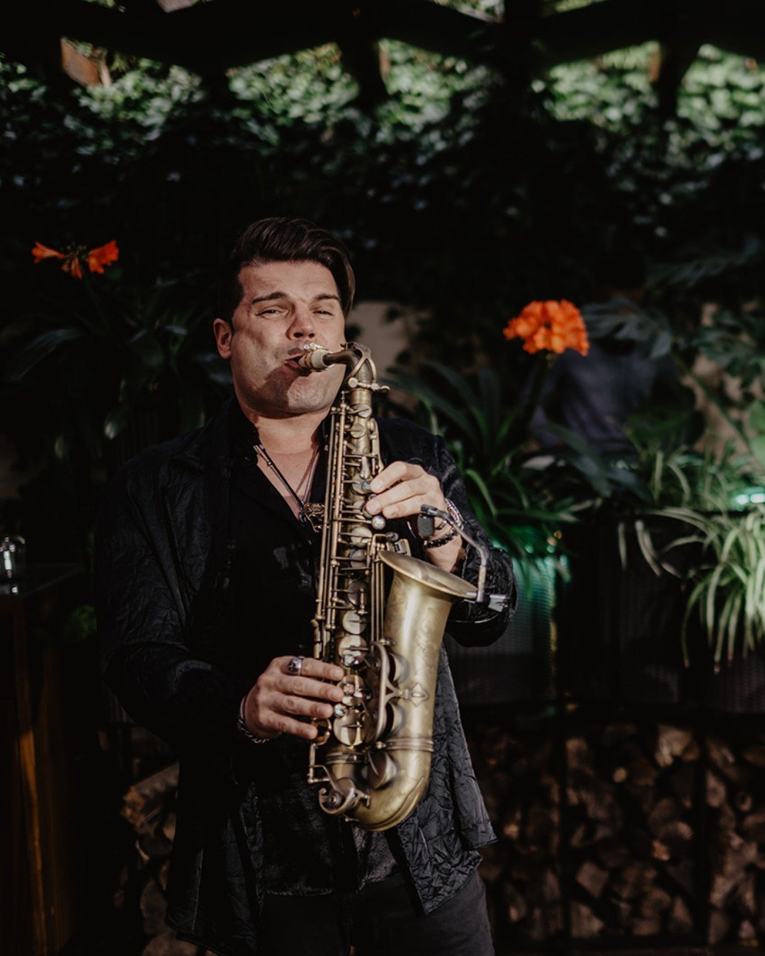 Venha conhecer o nosso saxofonista Ricardo Branco, maestro de momentos m&aacute;gico. ✨ Com o saxofone, transforma as suas noites em experi&ecirc;ncias inesquec&iacute;veis. Mas espere, h&aacute; mais! Para melhorar o momento, saboreie os nossos cock