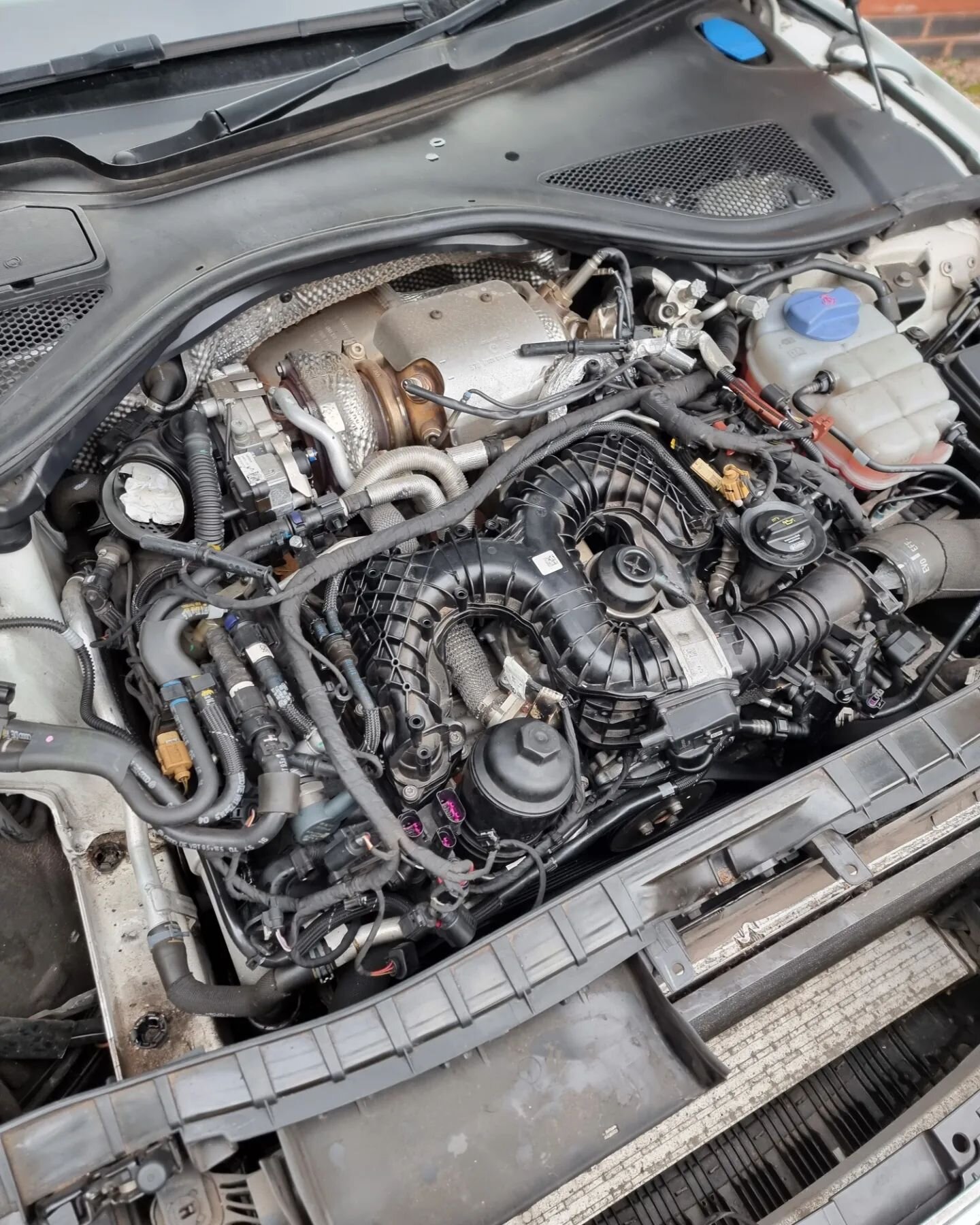 Having an amazing time working on this A7 3.0tdi with an oil cooler gasket failure 🙃🤡 

OEM replacement parts enroute along with a few others ready to build back up over the next few days. Seeing this run again will be really satisfying.

#audi #a7