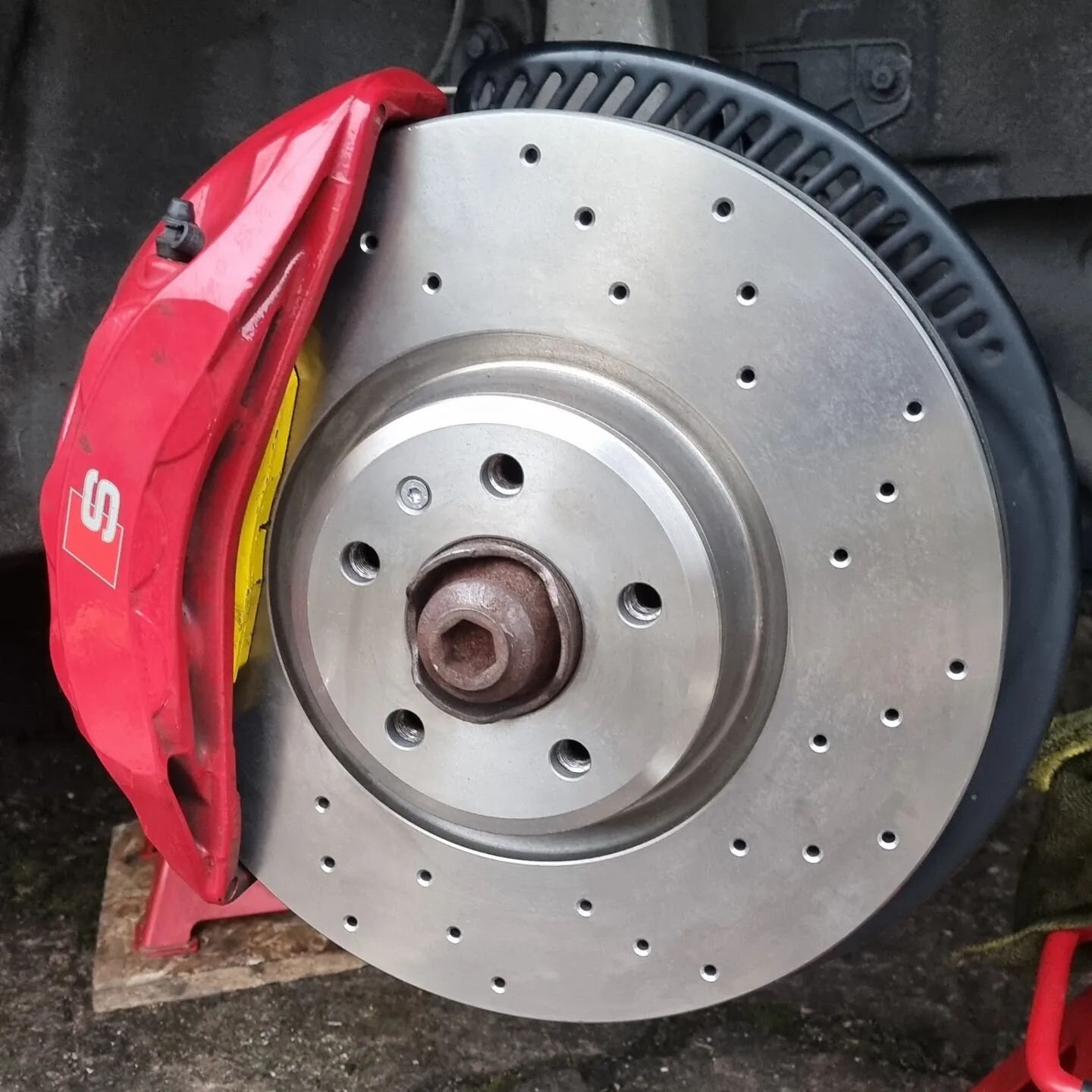 Fresh set of MTEC discs and Yellowstuff pads for the daily 💥👌🏾

#brakes #maintenance #ebc #b9s5 #tfsi #discsandpads #stopping power #audi #s5 #vagcars #vag