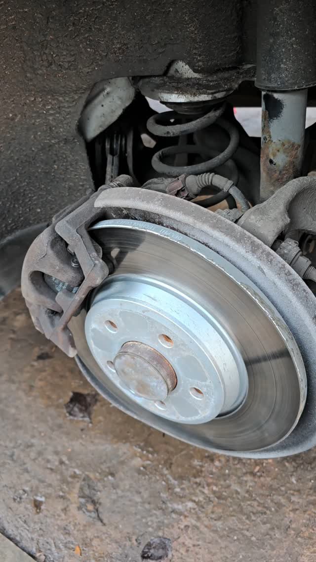 New Suspension Knuckles on the rear of an Audi B8 A5 all because of a seized lower shock absorber bolt!
Where there's a will there's a way!
@phil_collins88
#alphaautos #alpha #autos #vehicle #maintenance #business #garage #mechanic #mobilemechani