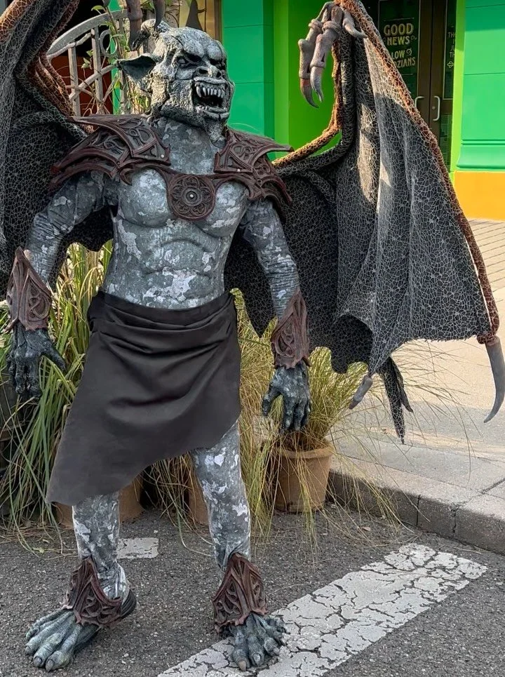 Some of the craziest things we saw walking the streets of #HHN34. 

I loved the Cat Lady of Crooked Lane scare zone (for obvious reasons 🐈🐈&zwj;⬛) and the chainsaws throughout the park were terrifying. Meeting the Grabber brought back old Horrors o