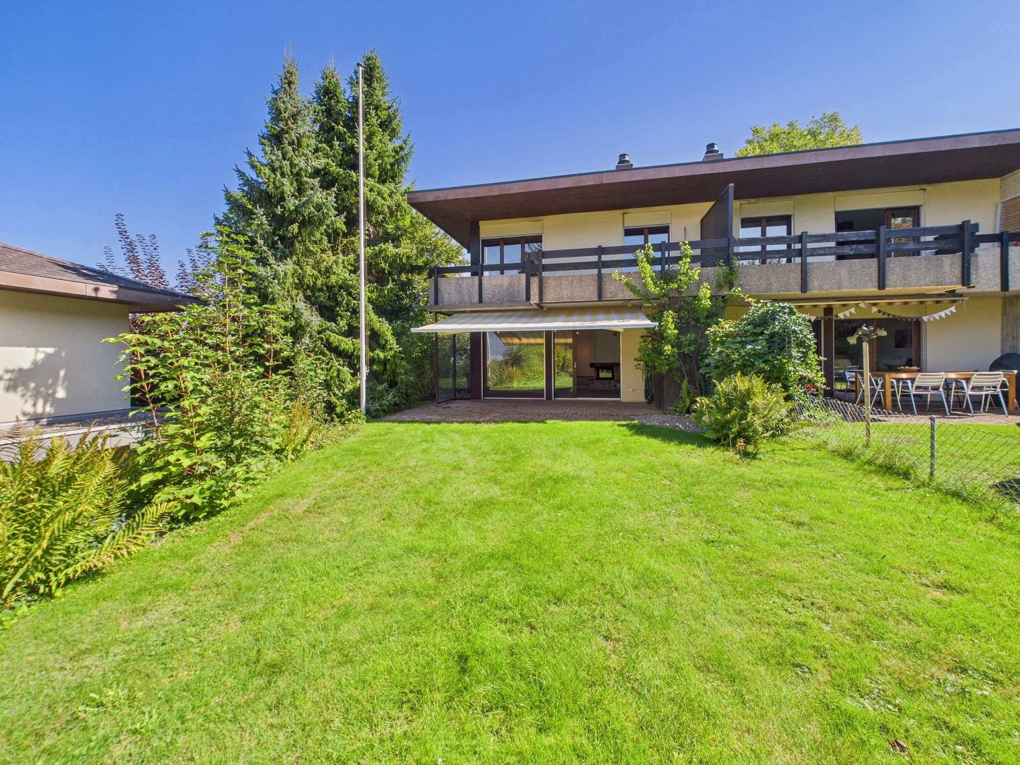 Doppeleinfamilienhaus mit Garage und zwei Parkplätzen