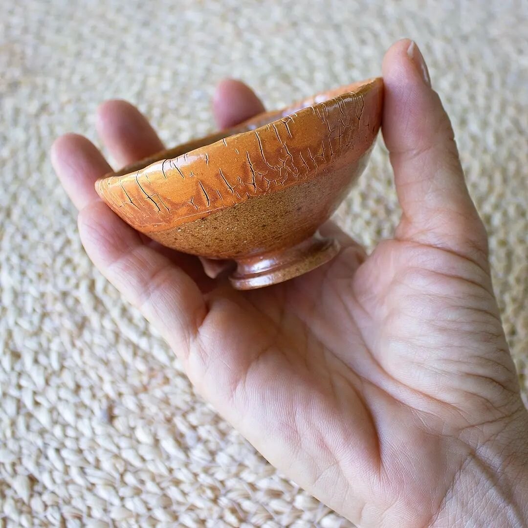 Miniature bowl II. I called this one Tangerine Coco 🍊🥥

*(Salt-firing, cone 10)

.
.
.
#clayart #clayartist #potterystudio #potterylife #instapottery #handbuiltpottery #stonewarepottery #ceramicpottery #handcraftedpottery #ceramicstudio #handmadepo