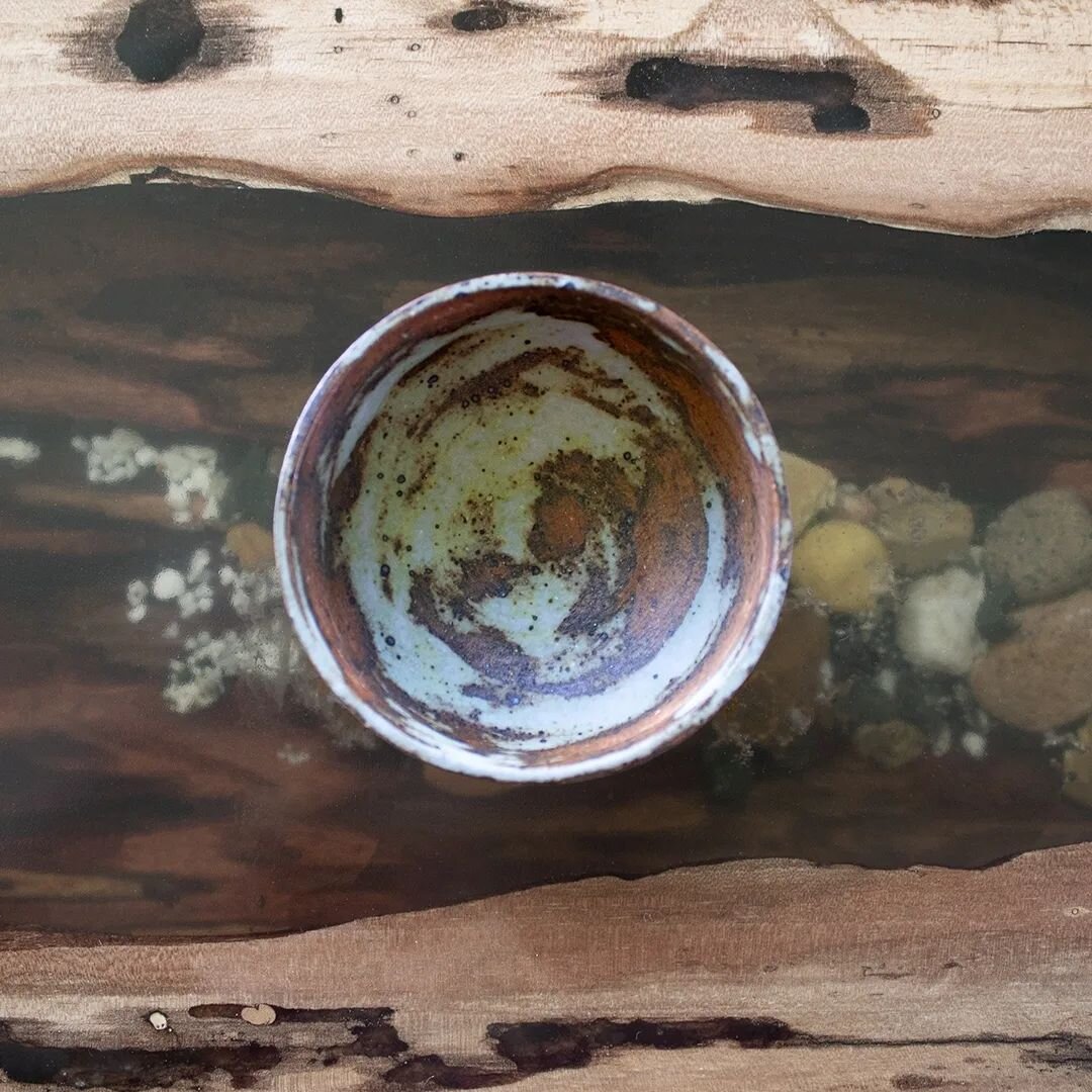 Miniature bowl I. Makes me think of a river with its rocks. 🌊🪨

*(Reduction cone 10)

.
.
.
#clayart #clayartist #potterystudio #potterylife #instapottery #handbuiltpottery #stonewarepottery #ceramicpottery #handcraftedpottery #ceramicstudio #handm