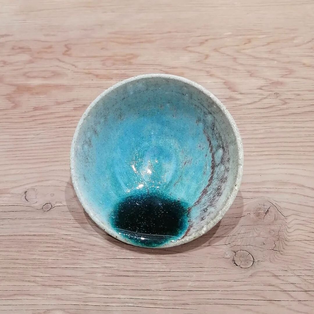 Happy accidents!! 💙💚

This piece fell inside the kiln because of the ferocious act of a hyperactive flame. 

By the mercy of the fire deities or by pure luck, the bowl tumbled towards a column brick and did it in such a way that it was kind of hang