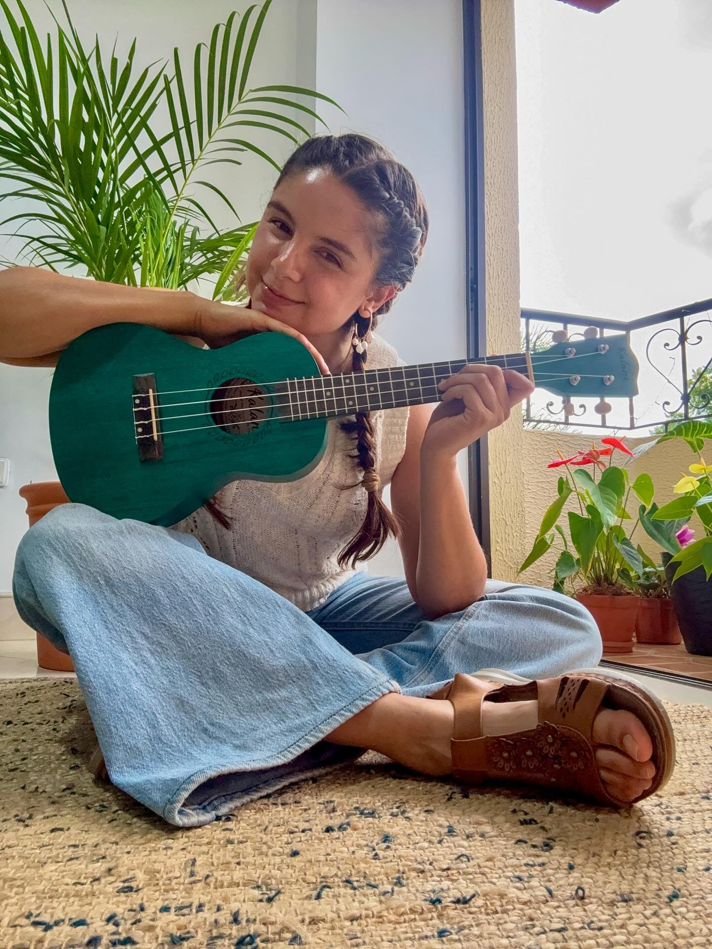 Vuelve a lo que te da vida 🎶🩵

La m&uacute;sica fue mi primer amor creativo. Fue ella quien me dijo: aqu&iacute; puedes ser mucho; muy sensible, muy intensa, muy t&uacute;.

De peque comenc&eacute; con guitarra fogatera y un d&iacute;a, en clase de