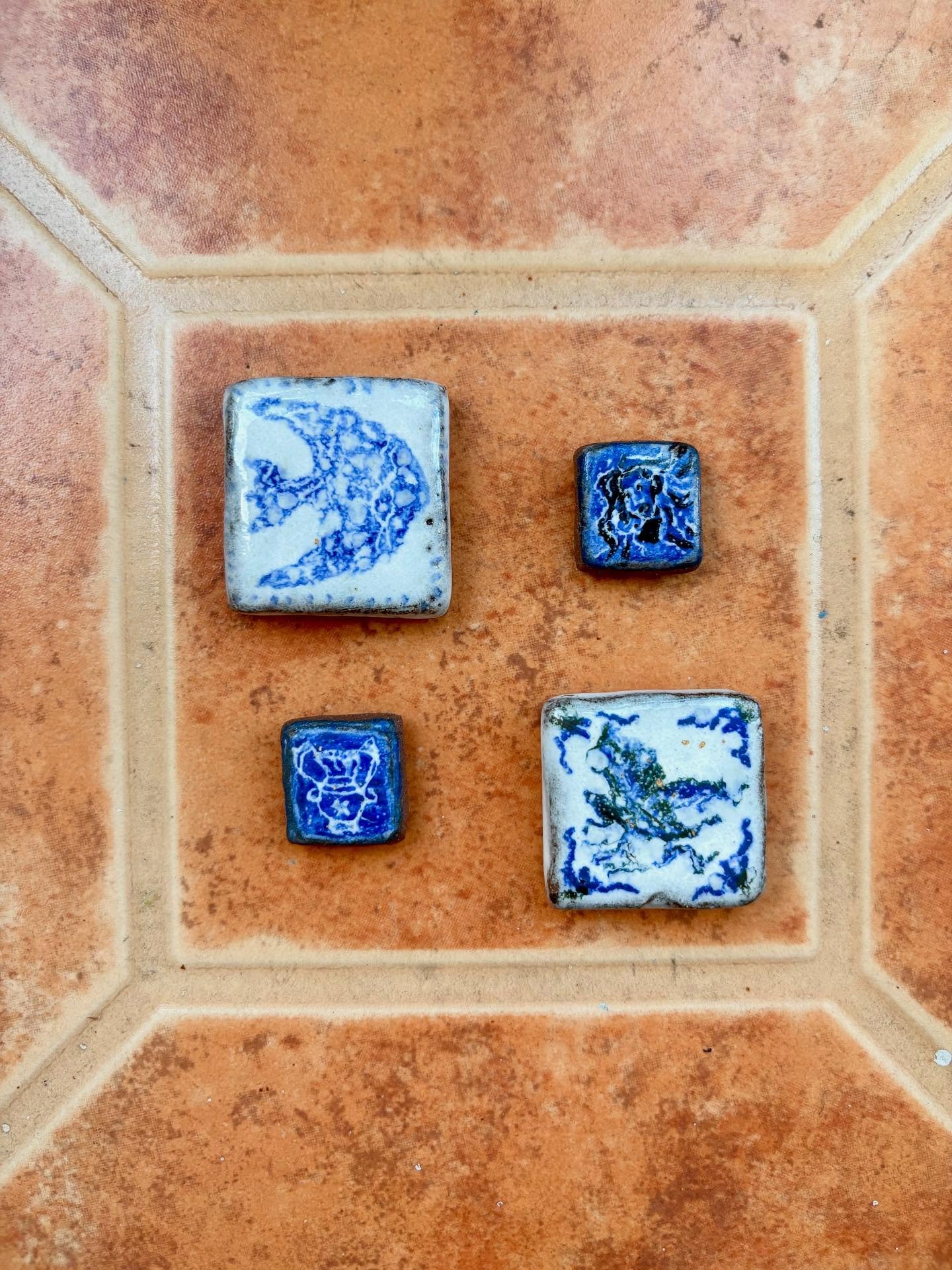 Pruebitas y abstracciones en mini baldosas 🩵💙

#tiles #colortest #color #ceramic #pottery #ceramics #artist #art #artistacolombiana #artista #cer&aacute;mica