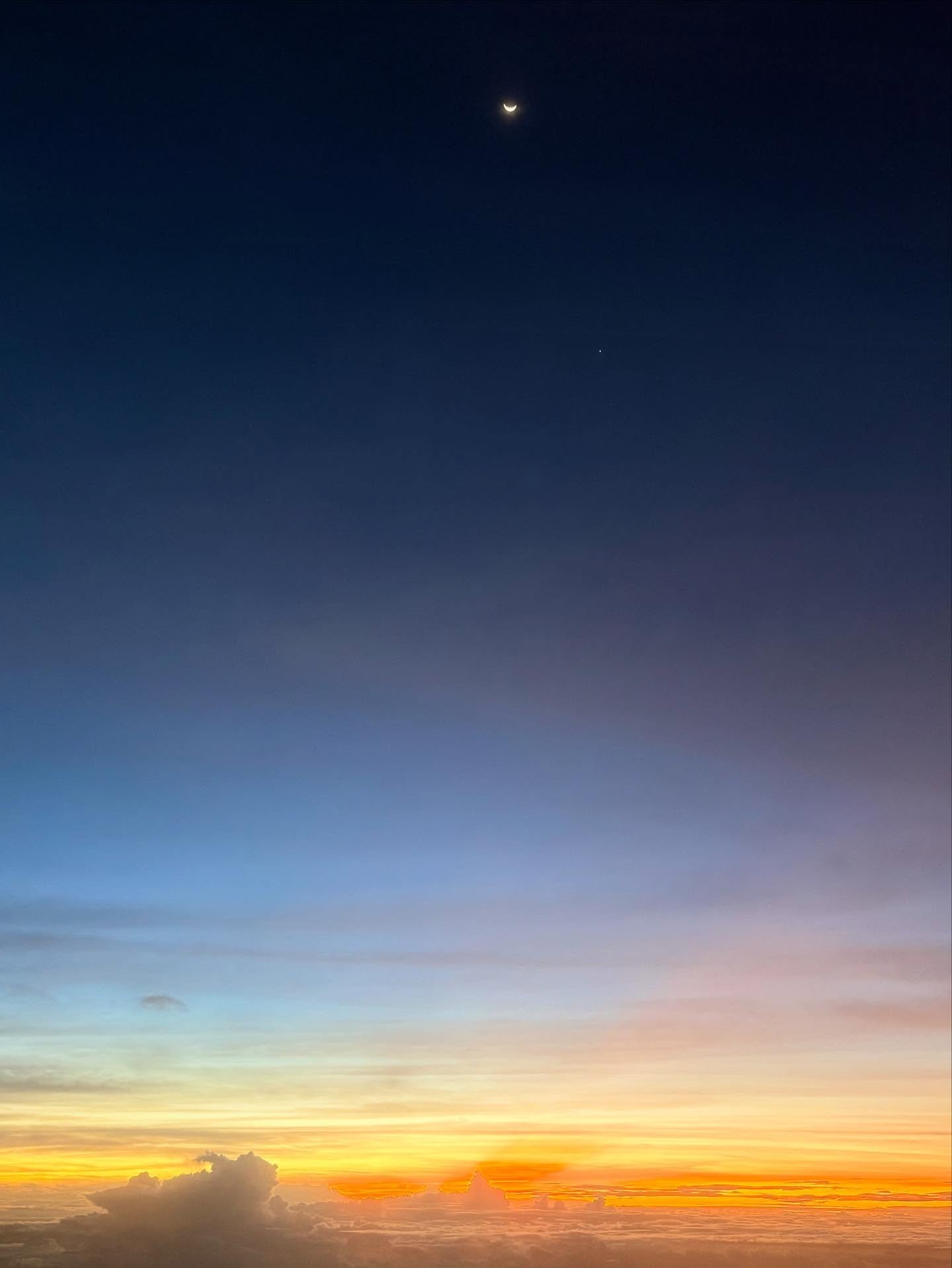 Un regalo que no pod&iacute;a quedarme solo para m&iacute; 🥹🌅

Y un texto que escrib&iacute; de hace a&ntilde;os: 

&ldquo;ESTADO PEGAJOSO
Esta ma&ntilde;ana qued&oacute; adherida
pegajosa como la miel.
No, espera
No como la miel, demasiado dulce
m