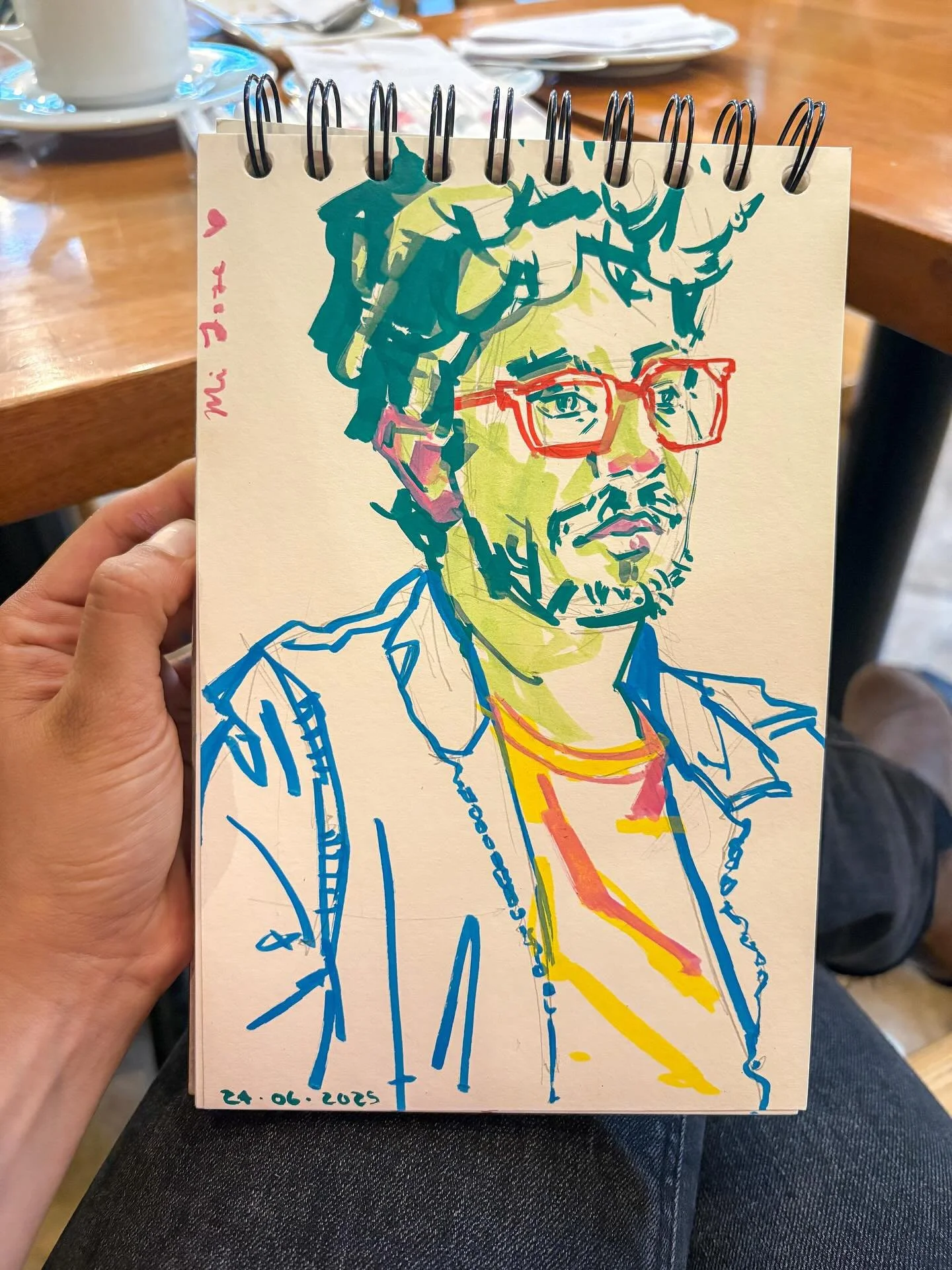 Retratos instant&aacute;neos #8: Suerte es recolectar las miradas en mi memoria de qui&eacute;n ha visto tantas versiones de mis manos y mis sue&ntilde;os, y las ha querido a todas sin peros. Eso y el abrazo de un chocolate con queso, suficientemente
