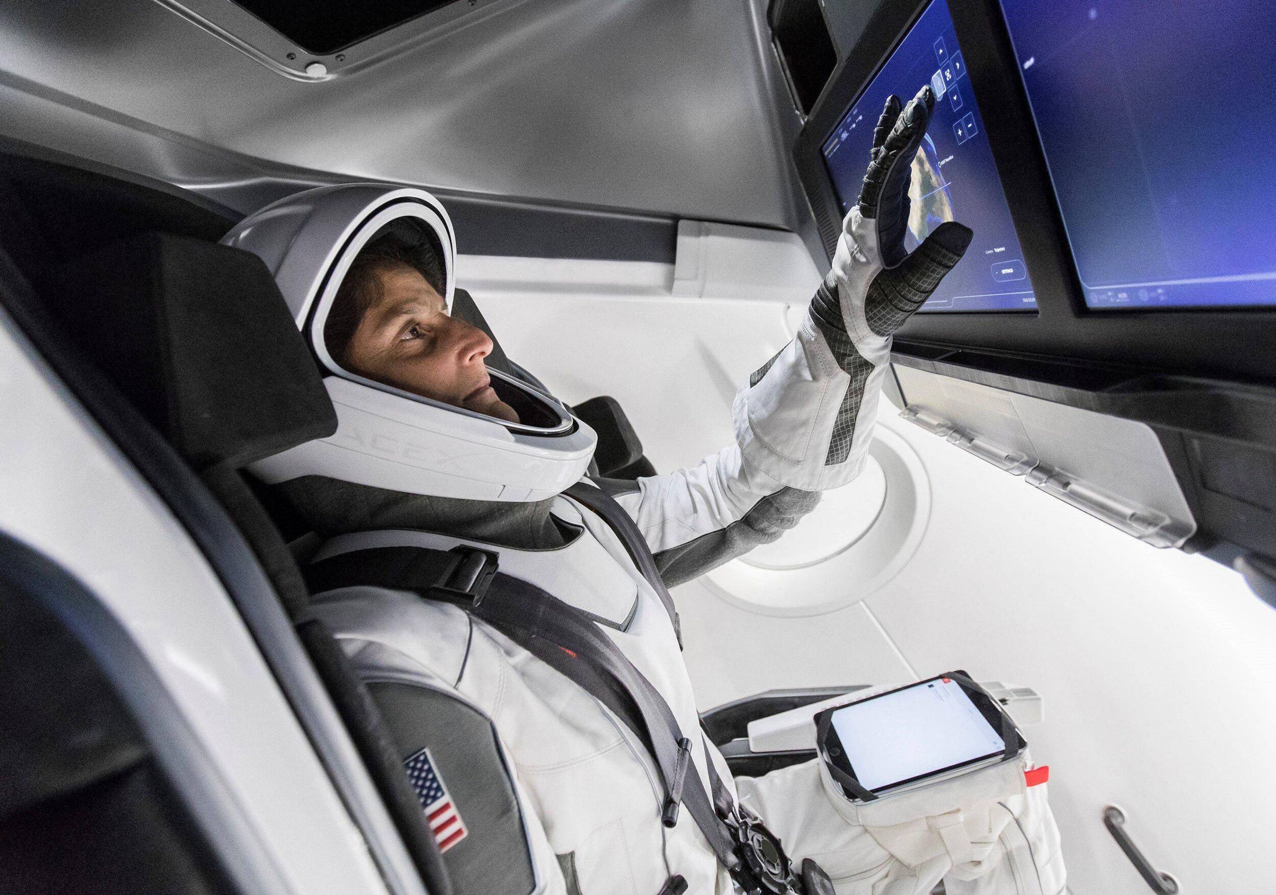 Suni-Williams-Crew-Dragon-mockup-April-2018-SpaceX.jpg