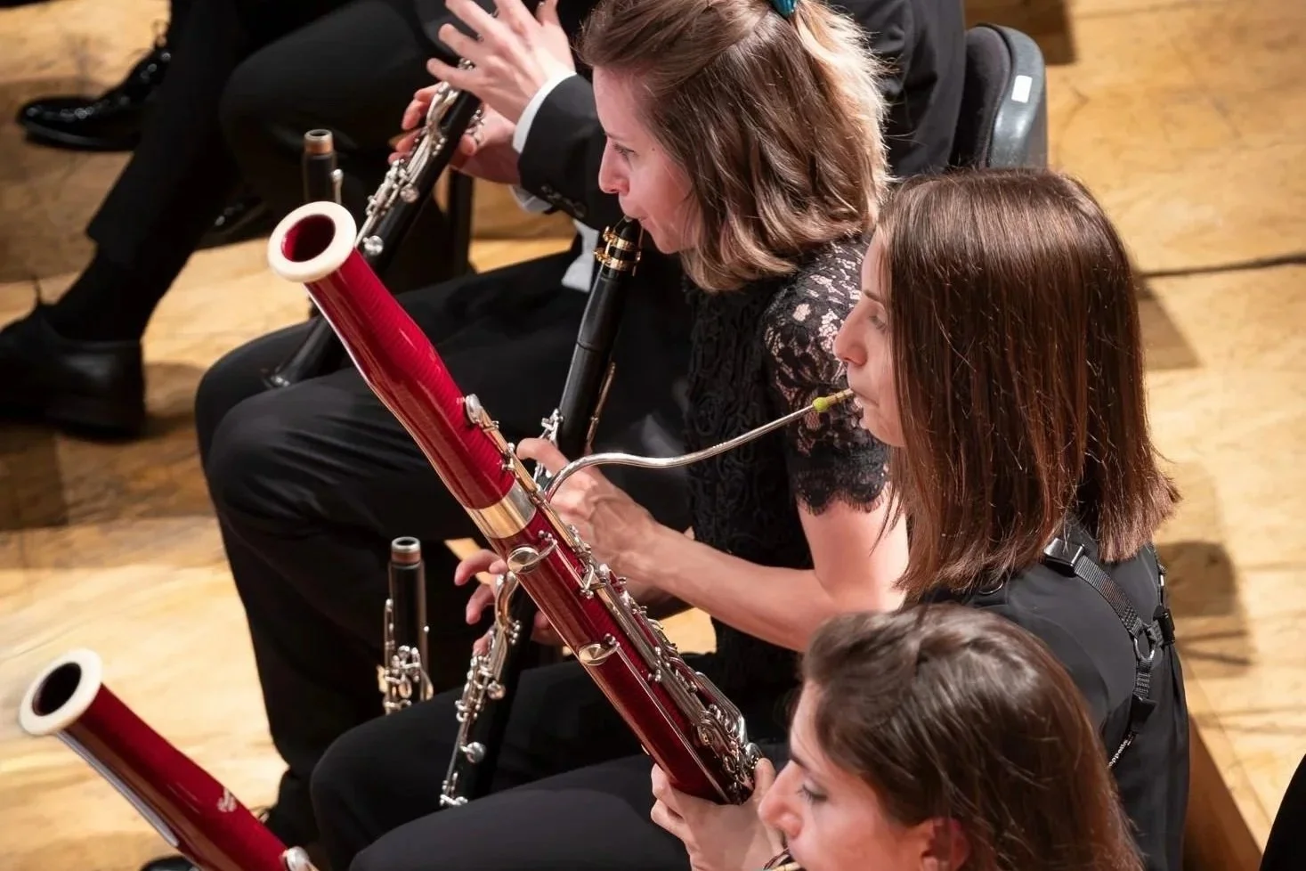 Orchestra di musicisti che suonano strumenti a fiato durante un concerto.