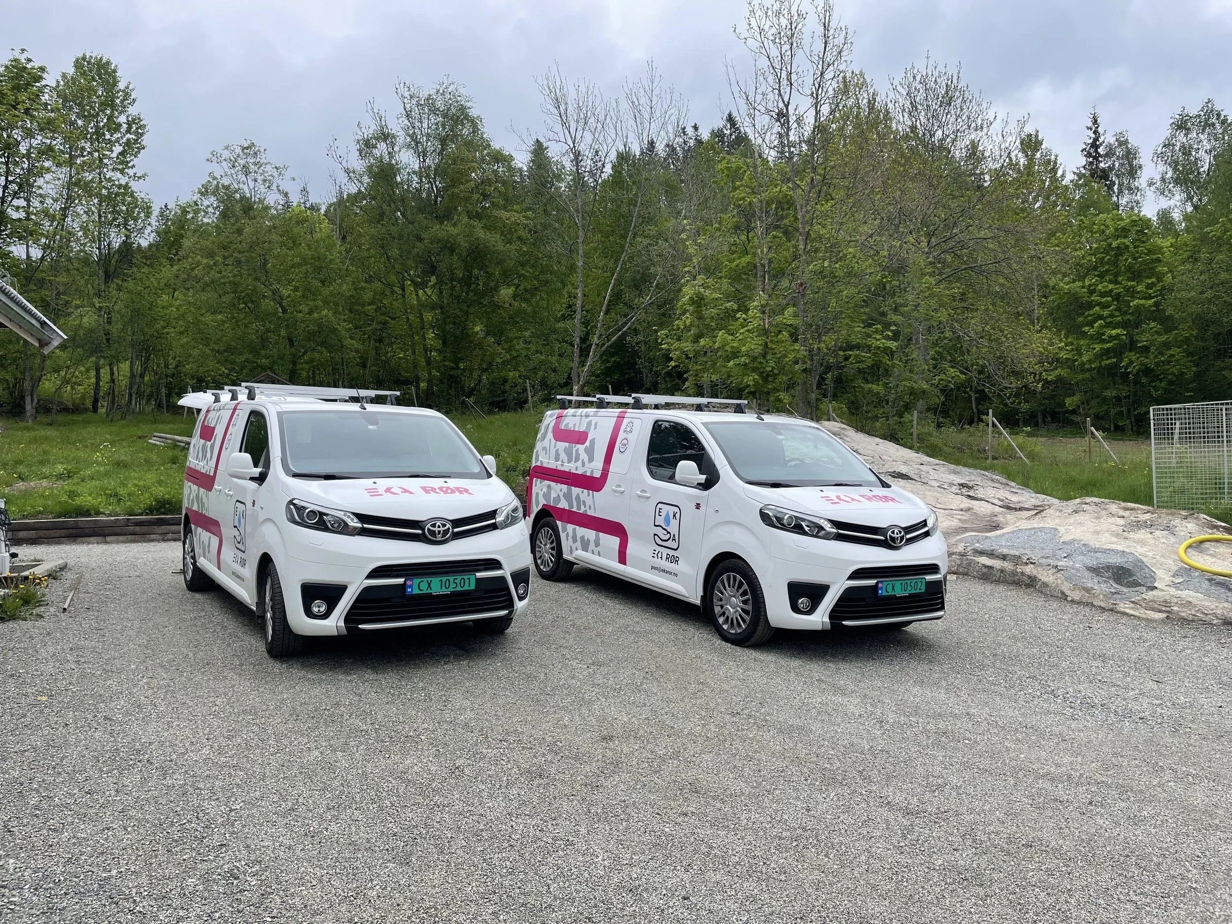 Eka Rør sine biler er klare til å rykke ut på rørlegger-oppdrag på Eidsvoll