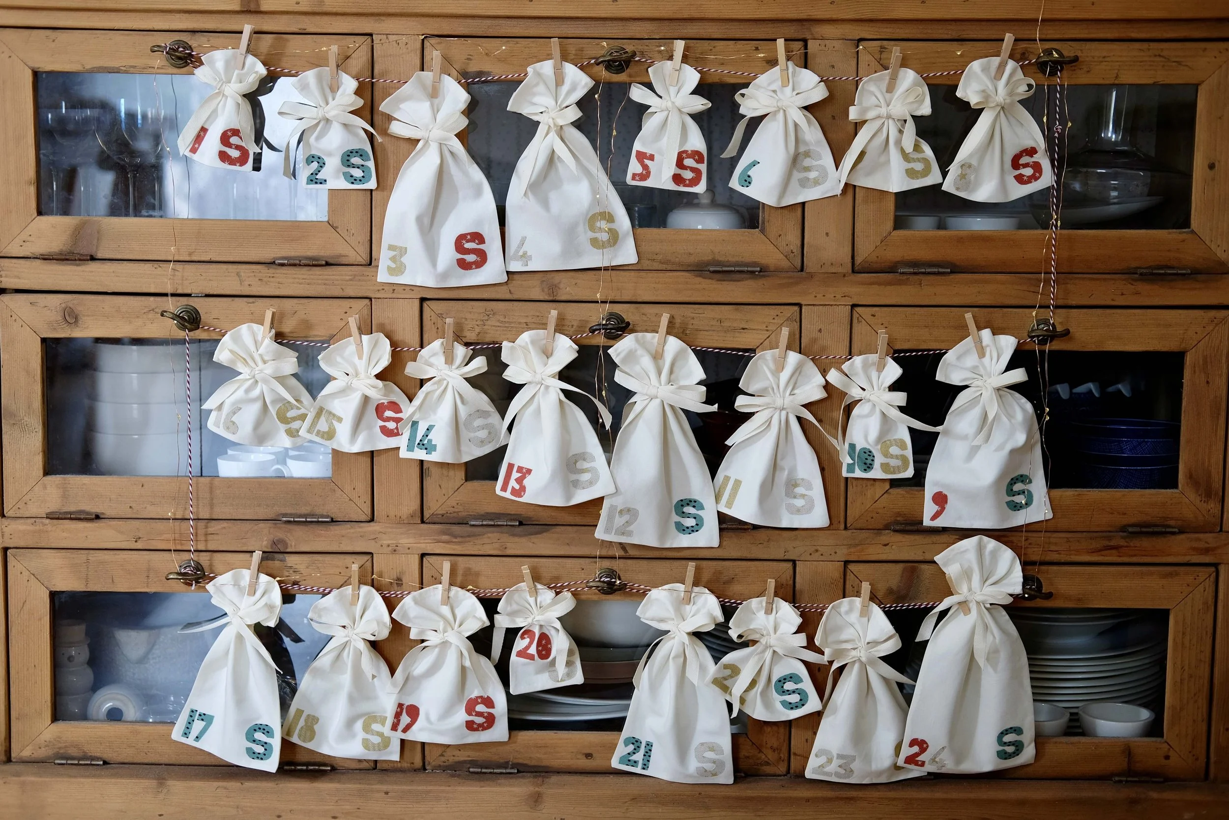 Calendario Dell'Avvento Fai-da-te: 24 Sacchetti Di Carta Kraft Con Adesivi Numerati E Mollette Per Personalizzare I Tuoi Regali Di Natale