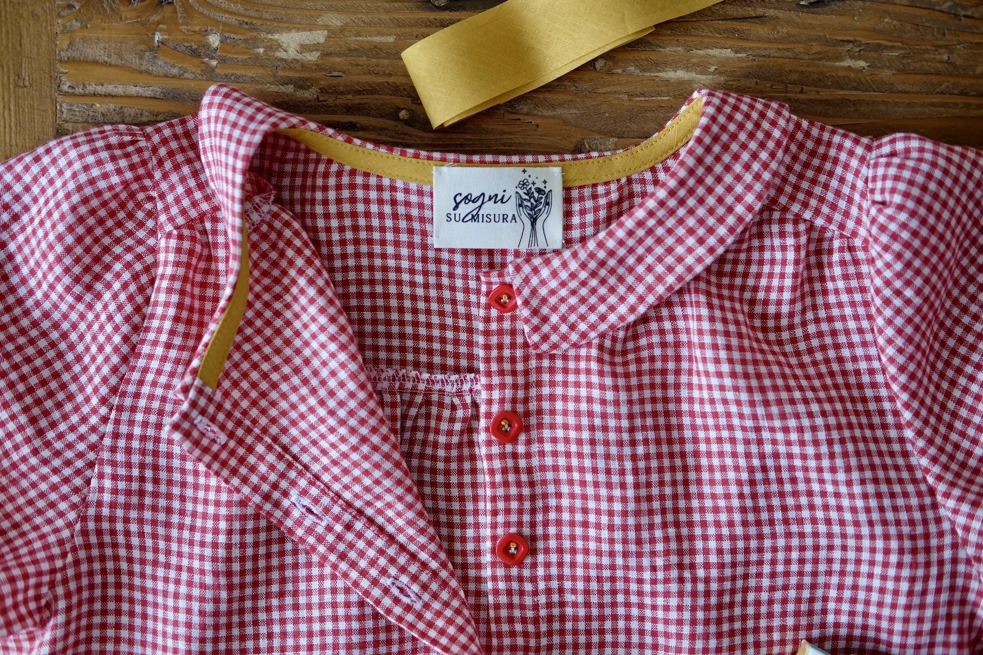 Come cucire lo sbieco sul girocollo di una camicia