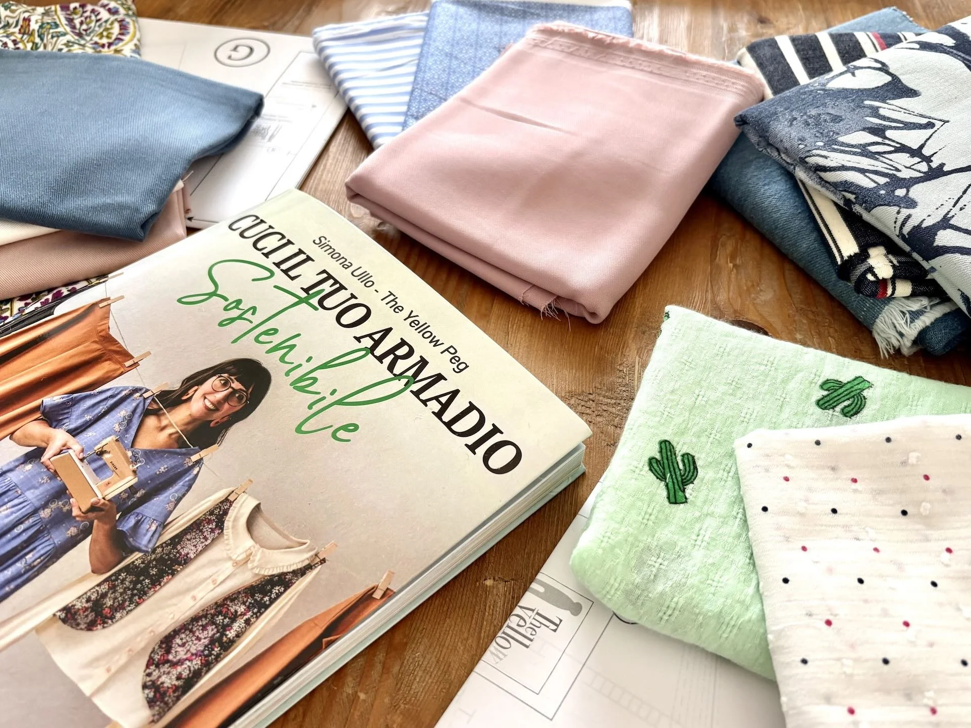 Abbinamento tessuto-progetti del libro Cuci il tuo armadio sostenibile
