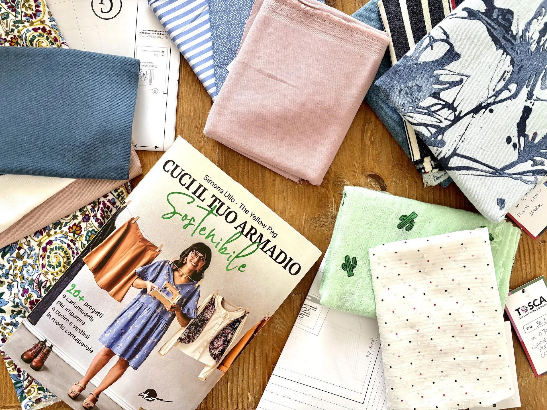 Scegliere il tessuto giusto per cucire: guida pratica ai 7 progetti di Cuci il tuo armadio sostenibile