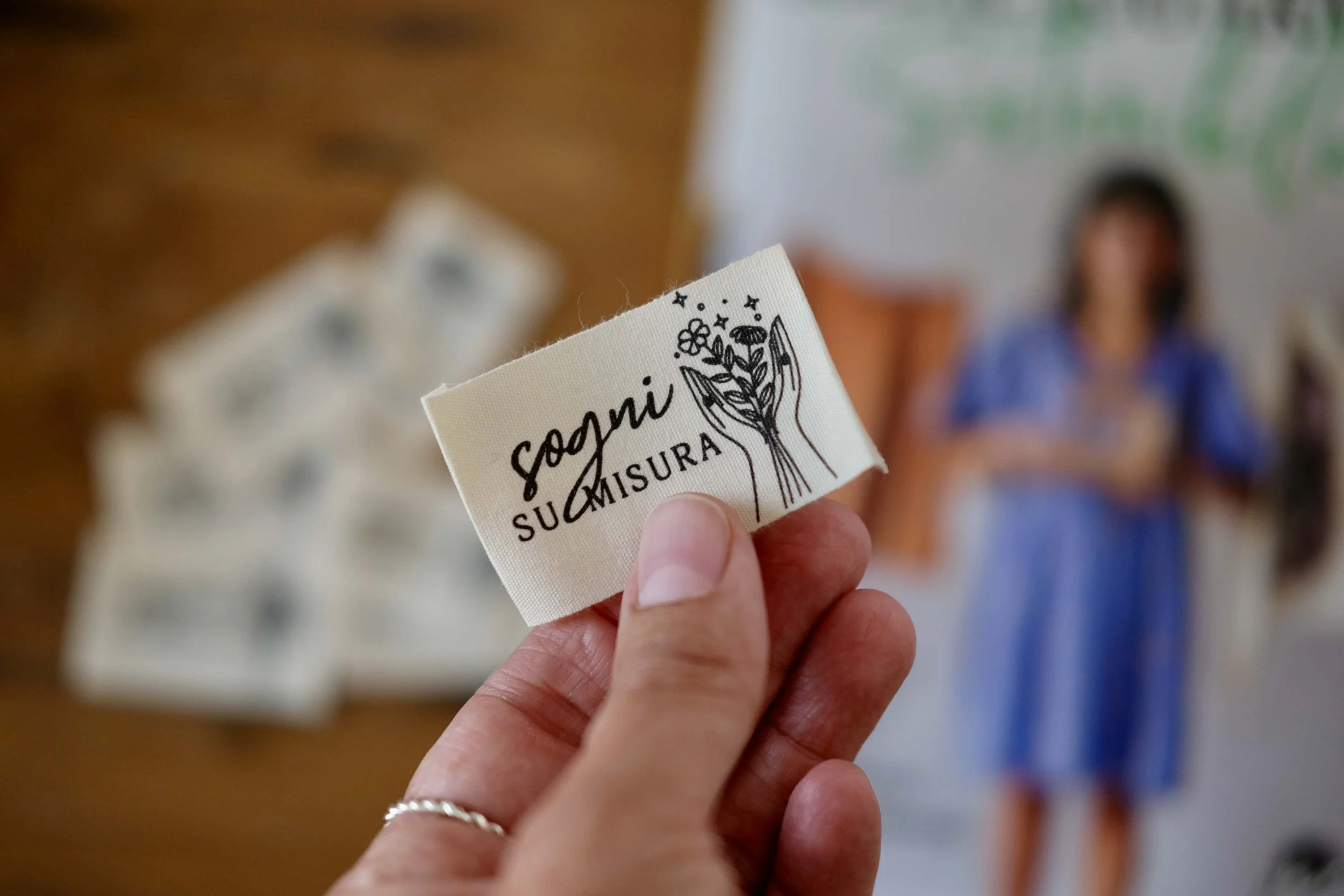 Ordina Cuci il tuo armadio sostenibile per ricevere in omaggio le etichette in cotone bio per personalizzare i capi