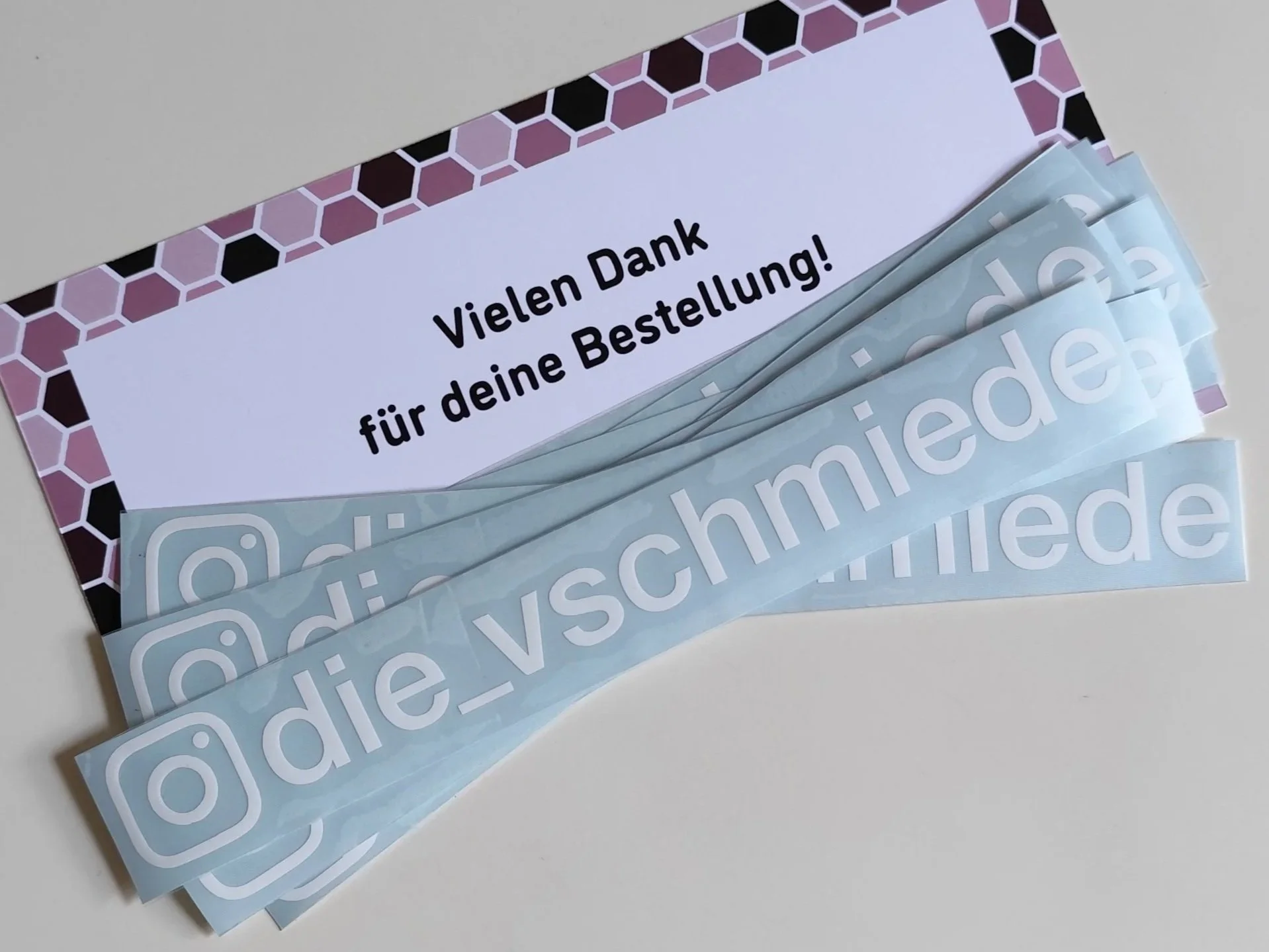 Ein Dankeschön-Schreiben und mehrere Plots des Instagram-Handles @die_verschiedene.