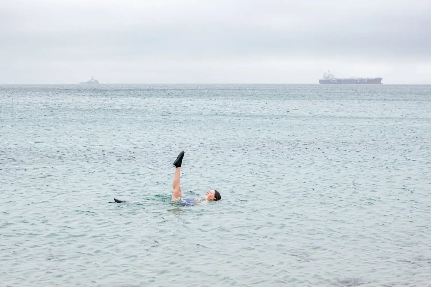 synchronized-swimming-gylly-beach-falmouth-matthew-morgan.webp