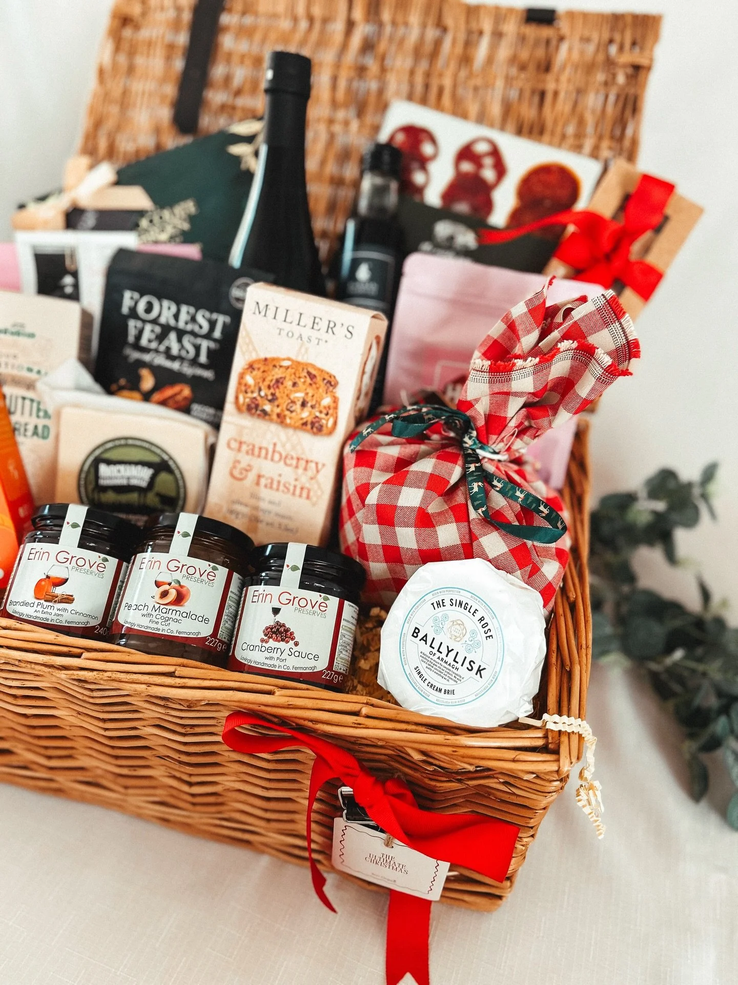 Our new collection of luxury artisan festive gift baskets are now available to shop on our website ✨🧺 

We have something for all budgets and tastes - whether that&rsquo;s a cosy night in hamper, a thoughtful seasonal chutney box or a huge Christmas