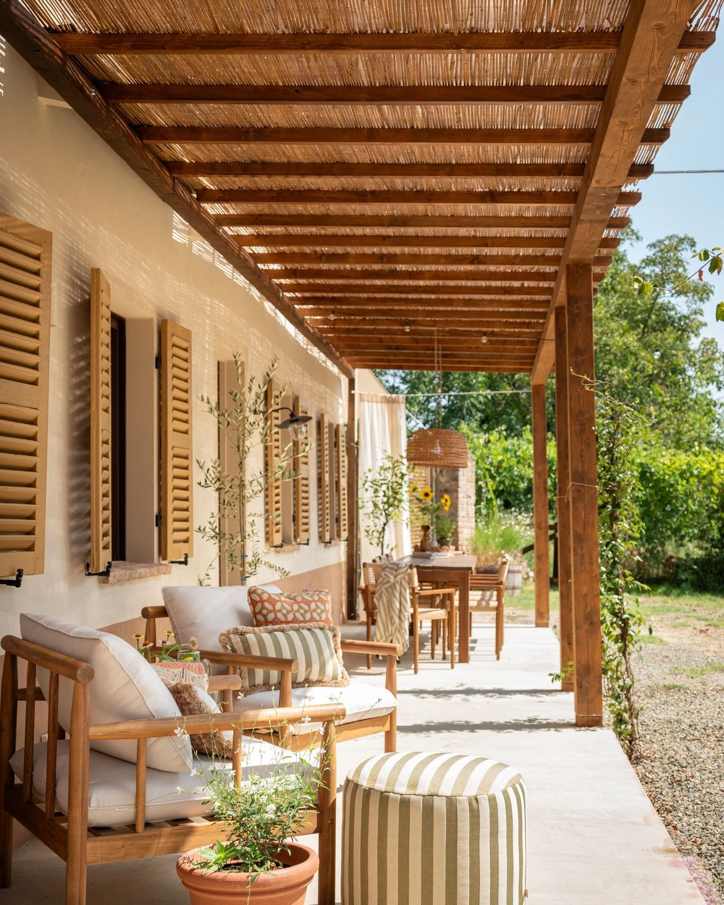 We did it! 😠We can finally share the result of our facade renovation! And honestly… can someone pinch me? I still can’t believe this terrace is ours! We’ve already shared it with friends and it felt so special to finally enjoy th