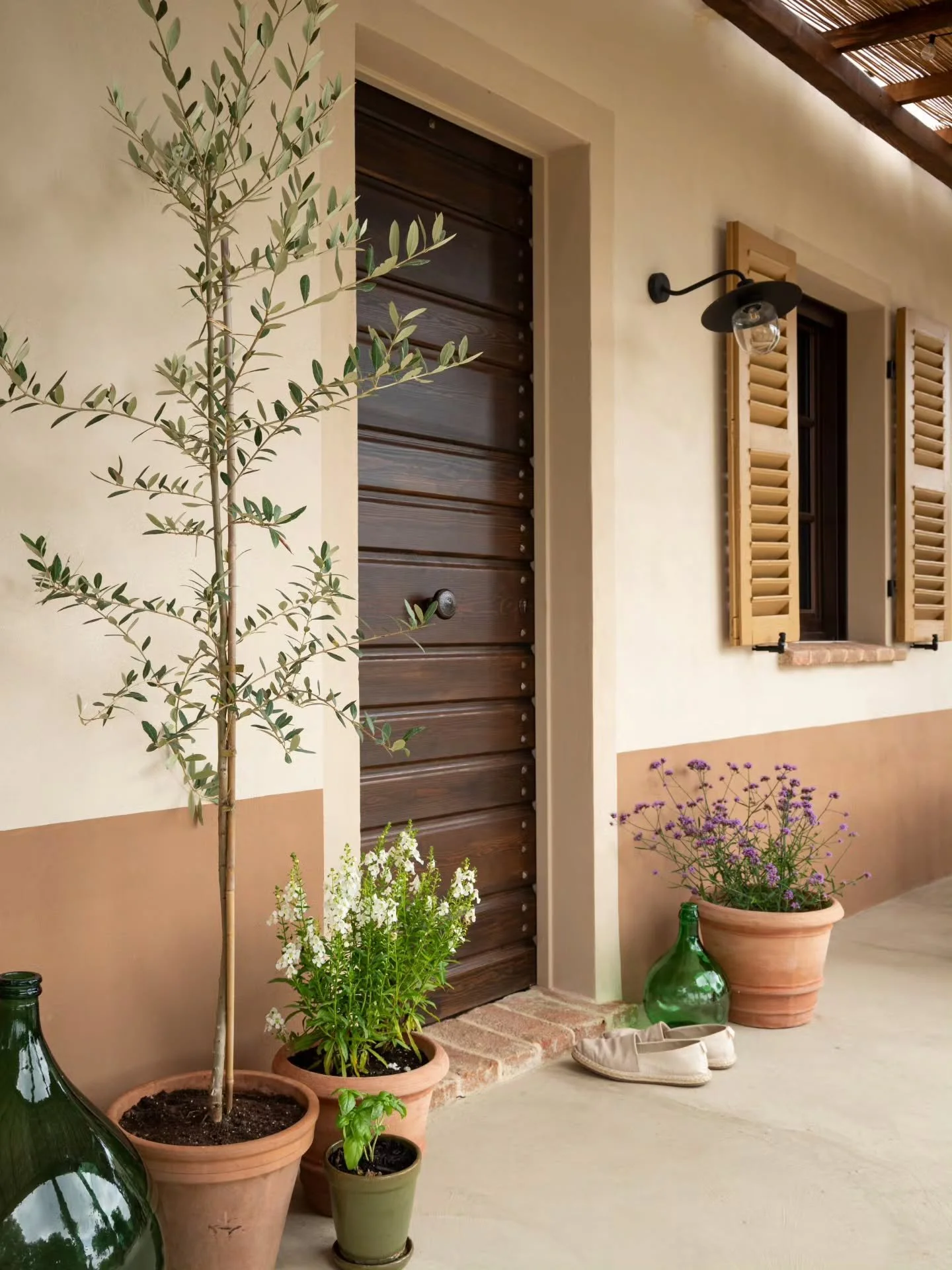 After & Before of the front door of our private guesthouse. Last winter we didn’t have the new door yet (last shot you can see the temporary chip wood door that didn't felt that temporary anymore at some point ;-) ), which made the place a