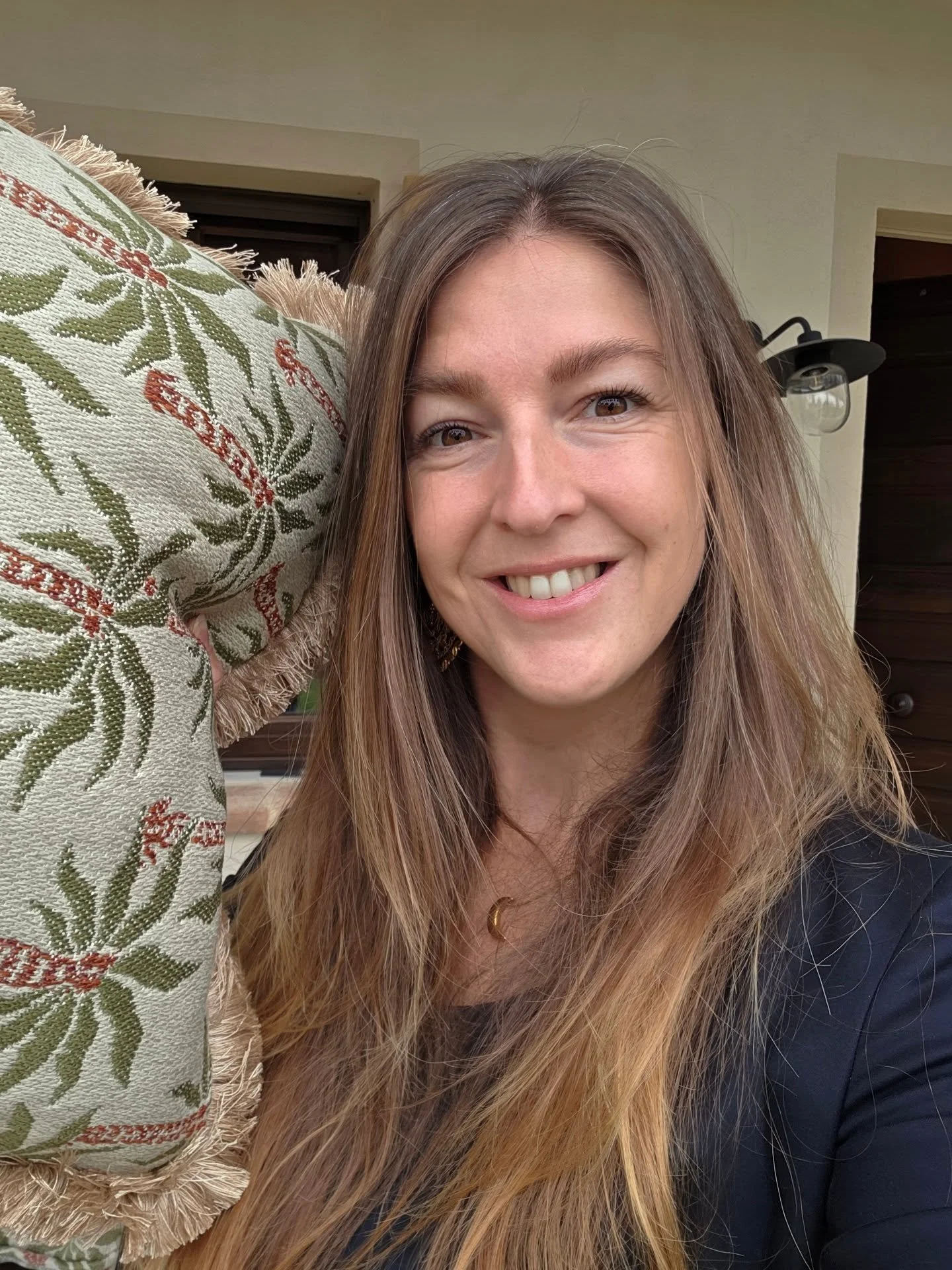 More of our life in Piemonte on the feed, a little recap of the past weeks in this post. Also sharing some recommendations to go to in the region 🥰.

1.New cushions for the terrace

2.Golden trees next to our house, autumn at its best

3.Work drawin