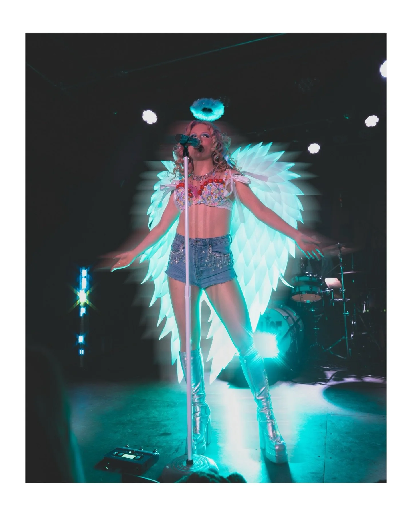 Girls just wanna be famous. 

@megsmithlol live at A&amp;R Bar in Columbus Ohio

@rokkr.press @promowestlive @sonyalpha @prismlensfx