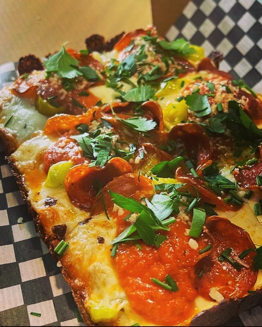 Have you checked out the delicious offerings @porchlightelora? Pizza and cocktails for Eloralicious? Yes please!
