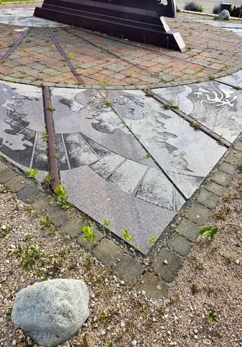 pinawa_sundial_04.jpg