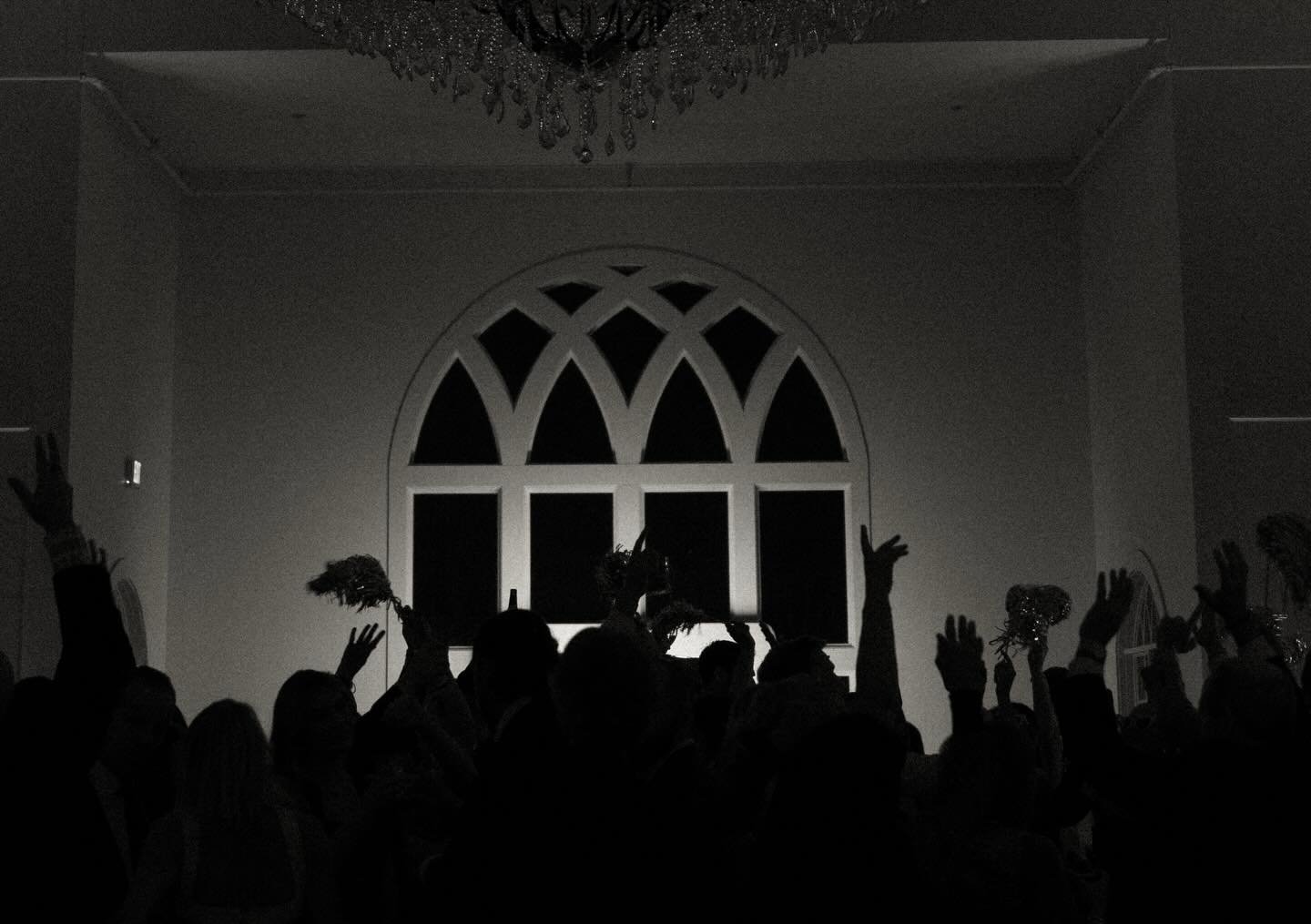 A full year of moments like this&hellip;✨🔥 Thanks for trusting us with your biggest nights! We can&rsquo;t wait to create more magic in 2026 🤩
-
Creative Team
Venue + Bar: @westwind_hills
Photography: @alyssareinephoto
Cinematography: @majorfilmsmi