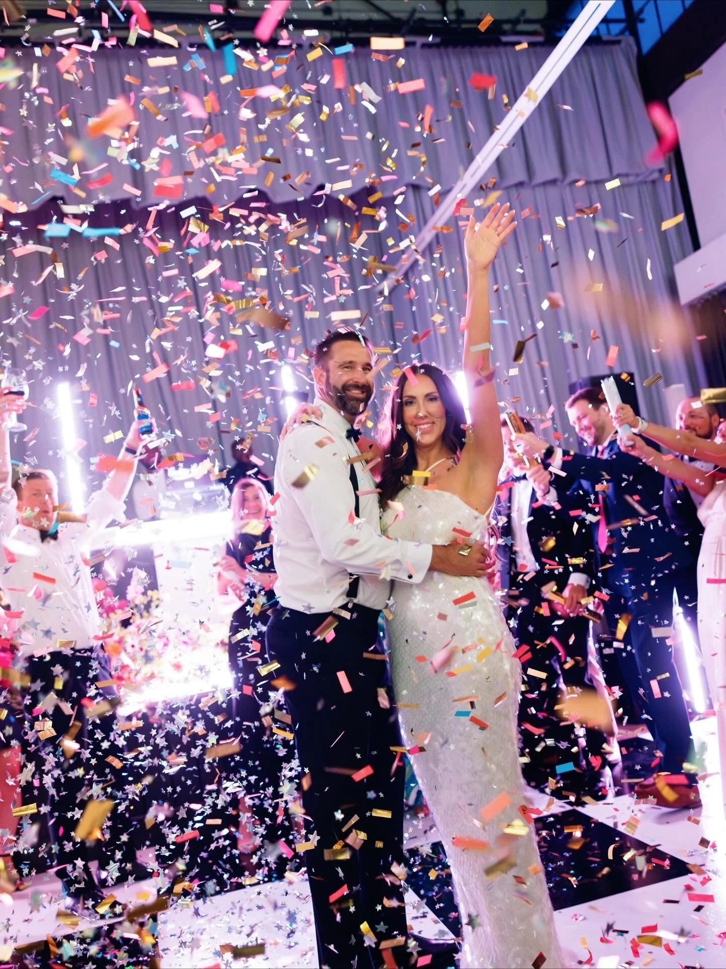 Glasses up 🥂, confetti everywhere 🥳, everybody&rsquo;s hands in the air 🙌🏼😎

Creative Partners
Planning &amp; Design: @flourish_events
Photography: @elise_usesacamera
Floral Design: @flowersandweeds
Venue: @oliveandoakstl
Entertainment: @highcla