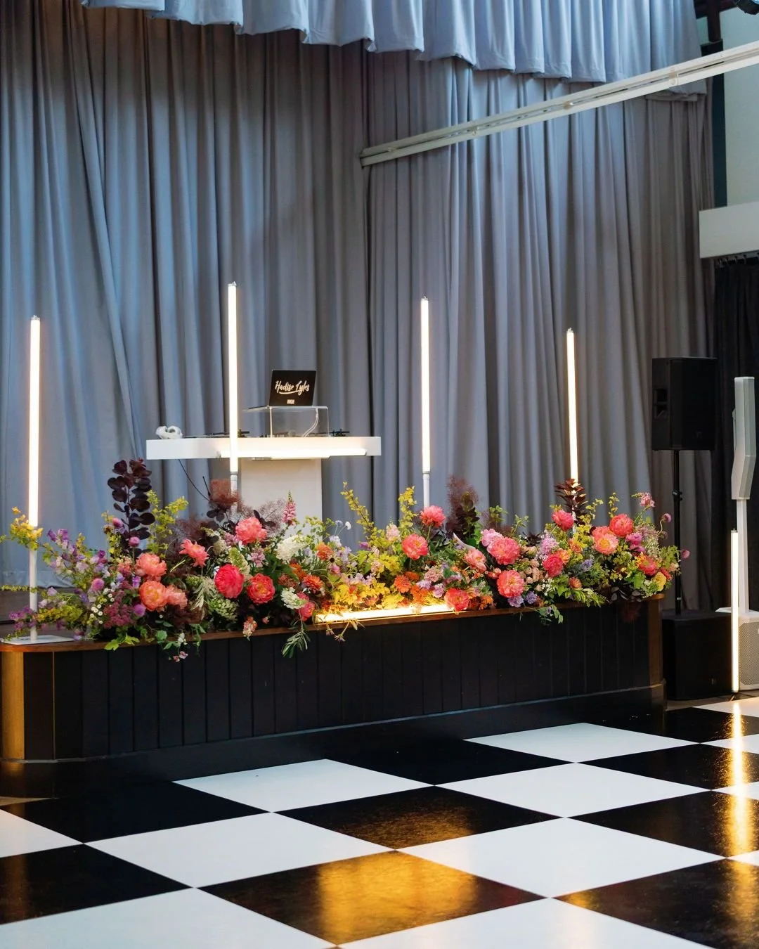 When the booth looks this good 😎 Big sound, bold vibes, unforgettable moments. 💥 

Creative Partners ✨

Planning: @flourish_events
Photography: @elise_usesacamera 
Florals: @flowersandweeds 
Venue: @oliveandoakstl