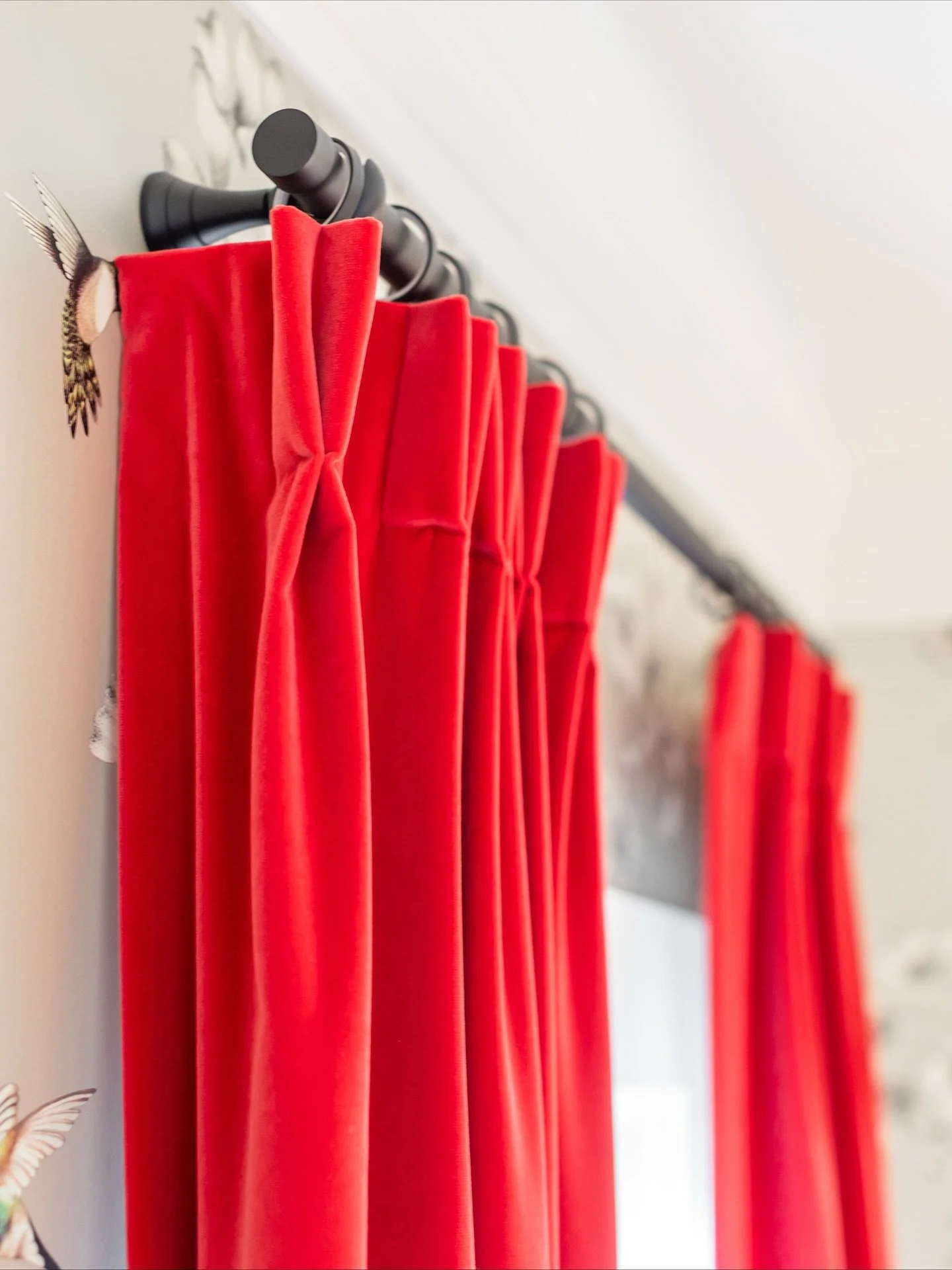 The finishing touch this dining room didn&rsquo;t know it needed: vibrant red velvet drapery. ❤️ Selected by Ana in collaboration with her client, the bold hue adds warmth, depth, and an inviting sense of drama to the space.

(Make sure to swipe to t