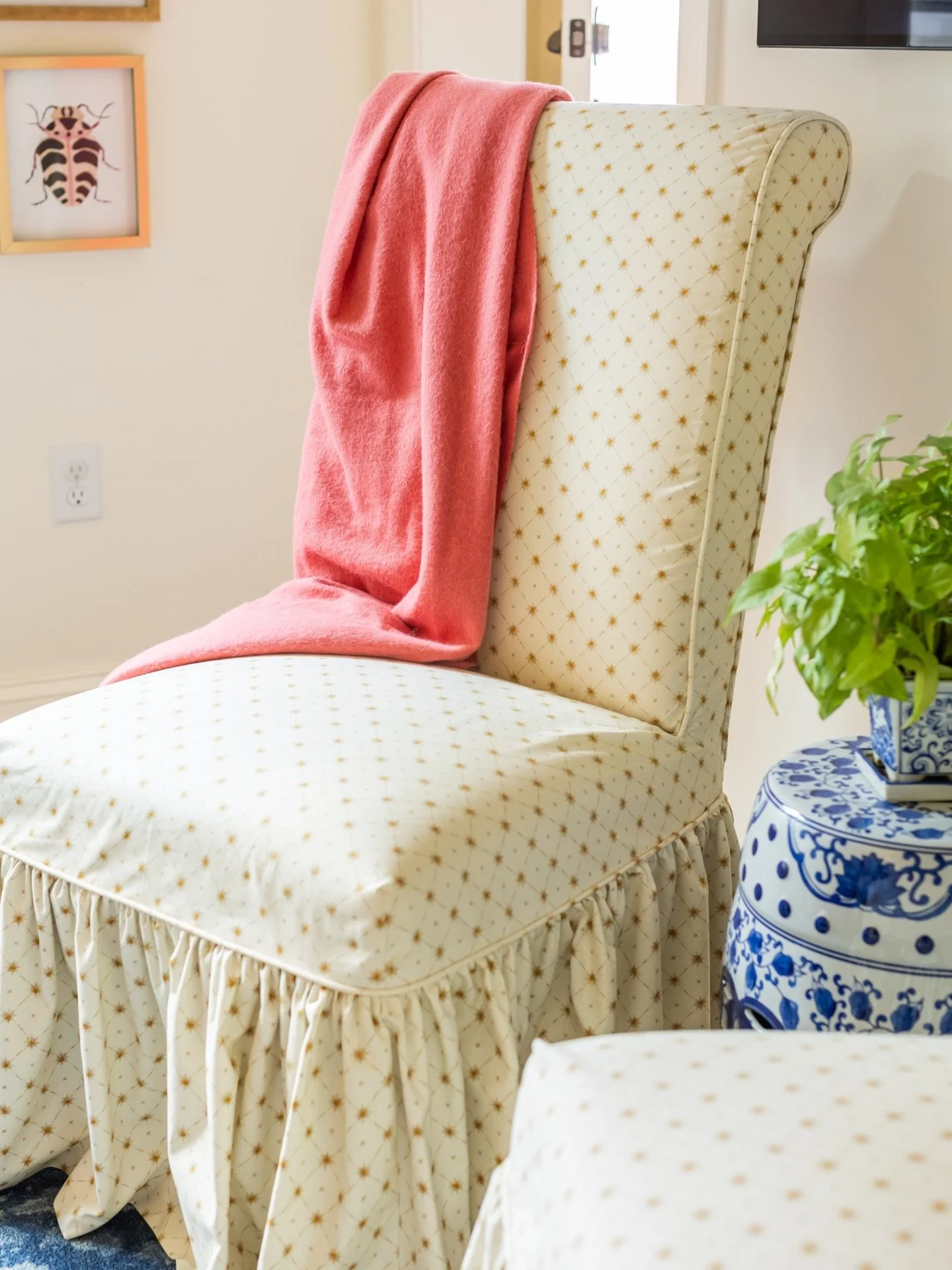 The fabric makes all the difference. ✨ This slipcovered chair features a thoughtfully selected fabric: beautiful, durable, and perfectly suited to everyday living with a refined look that never goes out of style. 

Photo: @craighutsonphoto
Fabric: @v