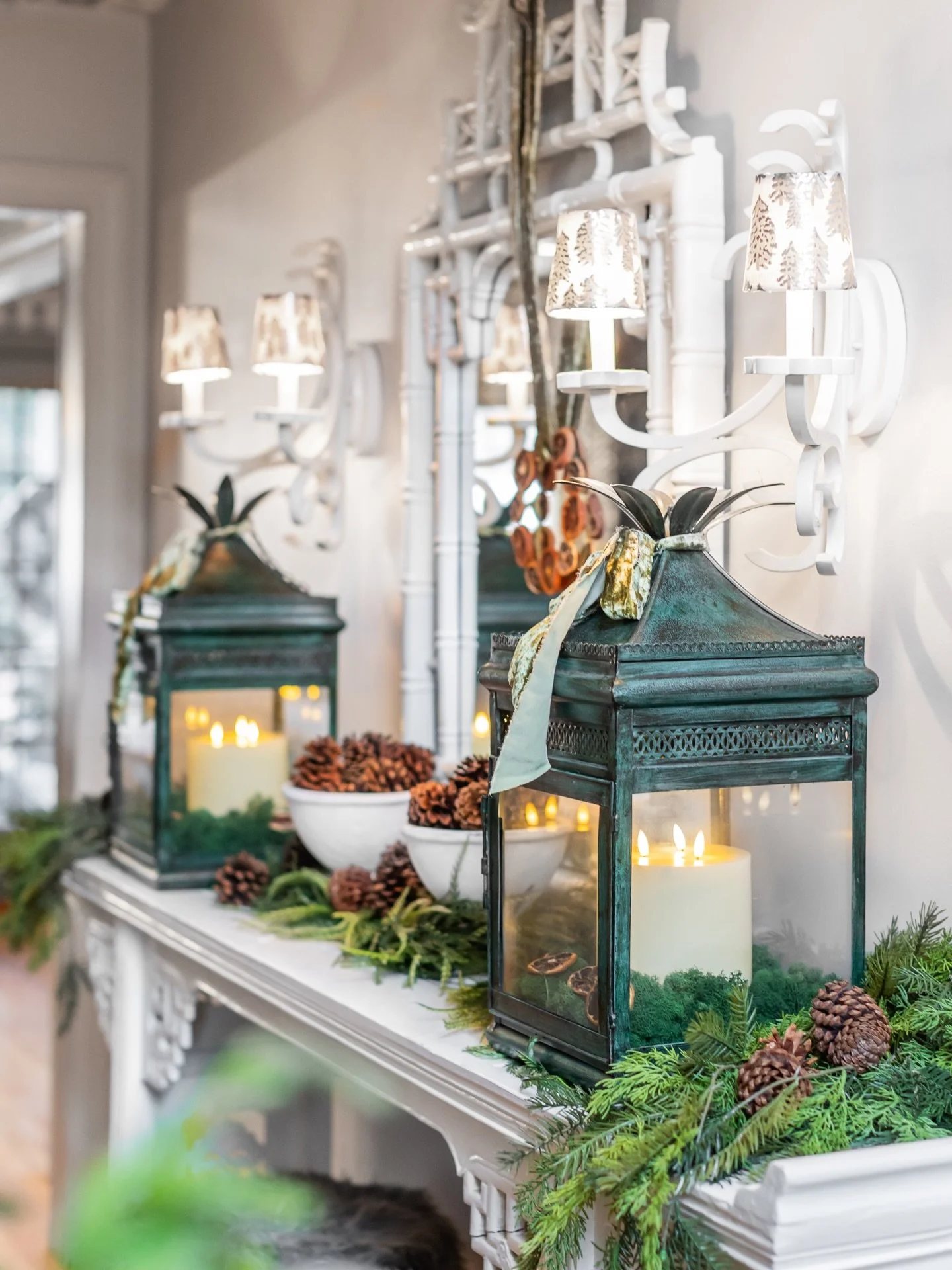 We love how designer @amyspearinginteriors layered her lanterns with greenery, ribbon and natural elements for a warm, beautifully festive entryway. 

Pro tip: Use battery powered candles for a warm glow without the worry!

Visit us for finishing tou