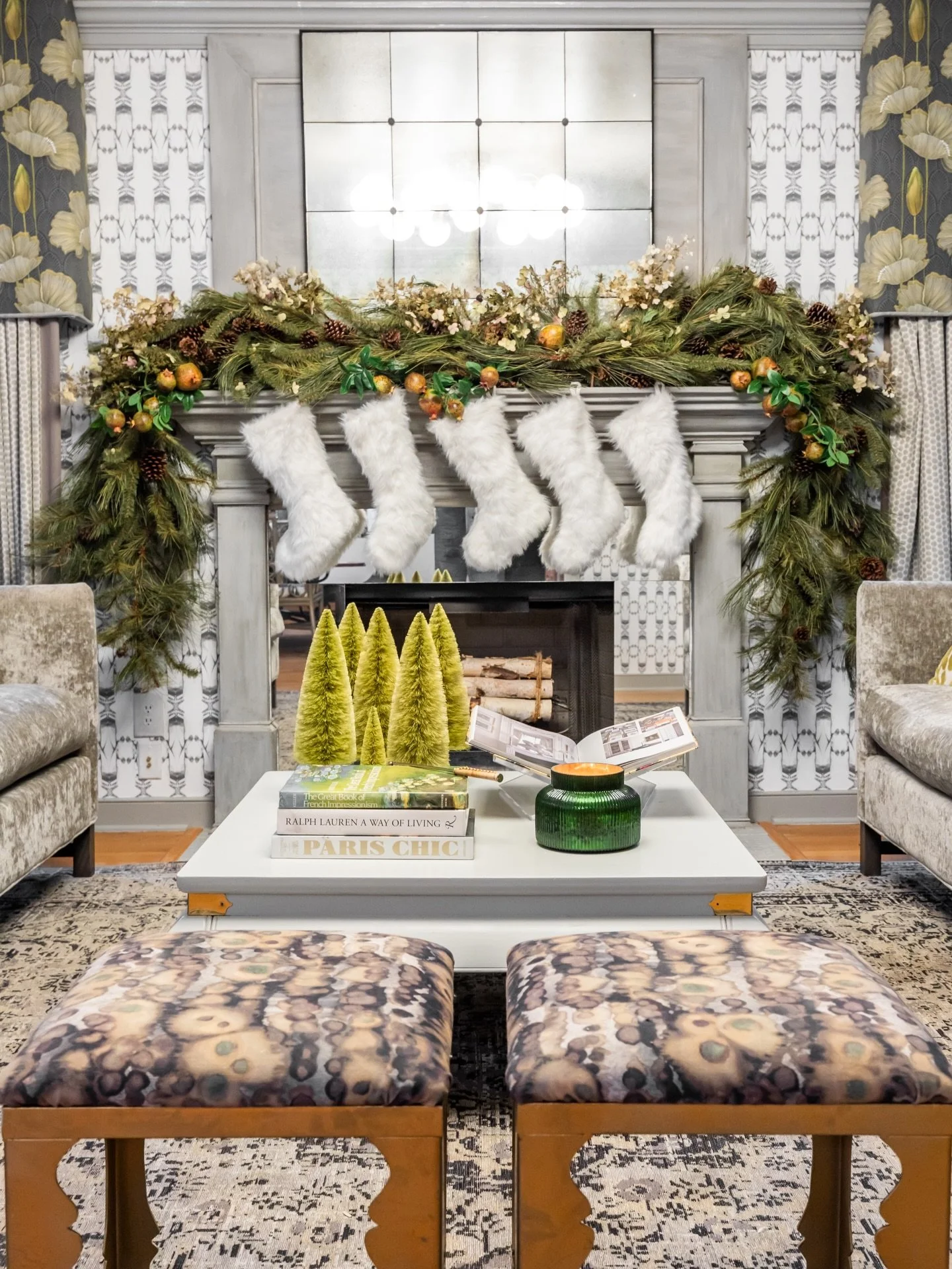 We can&rsquo;t get enough of @amyspearinginteriors&rsquo;s beautifully festive home! Every cozy detail brings the season to life in the most magical way. And that mantel garland? 🤩 Stunning. 

Photos: @craighutsonphoto