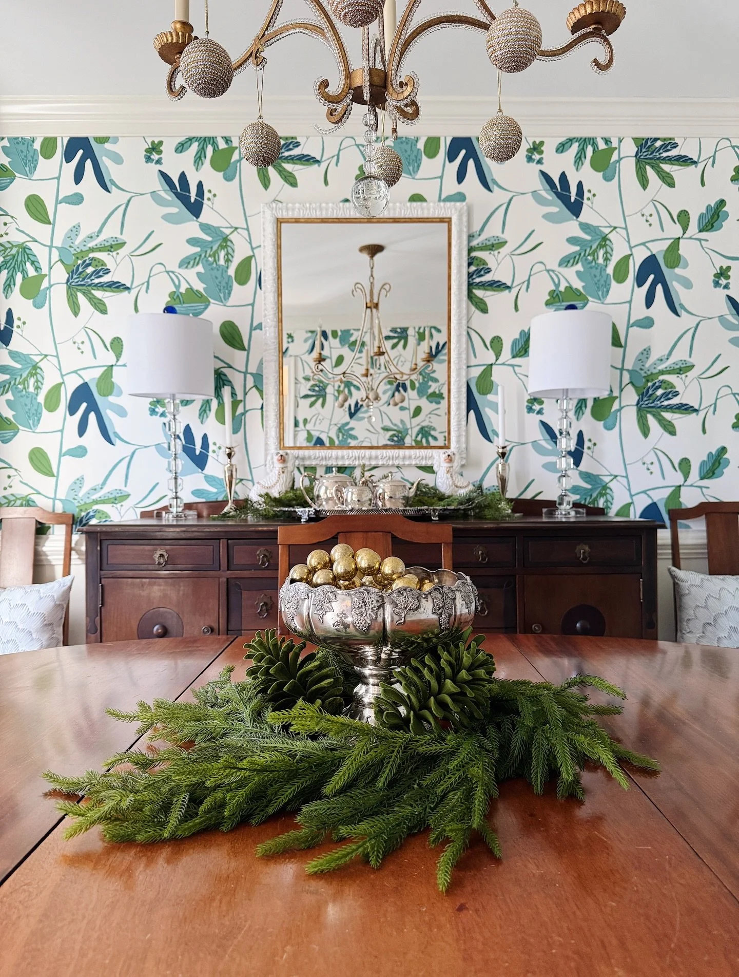 Just the right amount of sparkle. ✨ Love this client&rsquo;s beautiful dining room, featuring our realistic greenery picks!

Still need a few finishing touches before the big day? All Christmas decor is 25% OFF, in-store now! Stop by and let us help 
