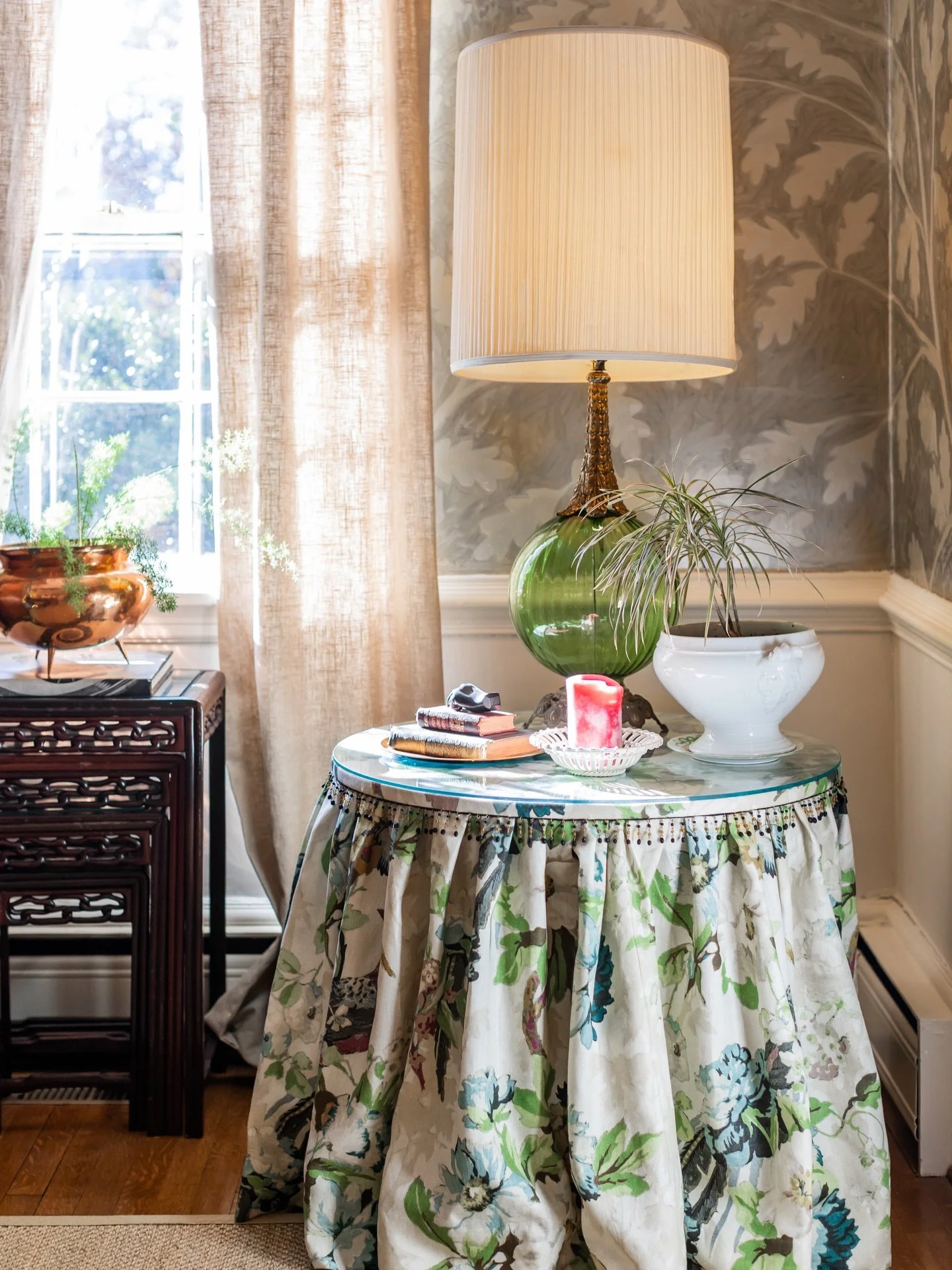A moment of appreciation for @brittvandeusen&rsquo;s beautiful DIY tablecloths, made with fabric and trim from our collection. (And how about that entryway? 😍) 

What projects are you working on this weekend?

Photos: @craighutsonphoto