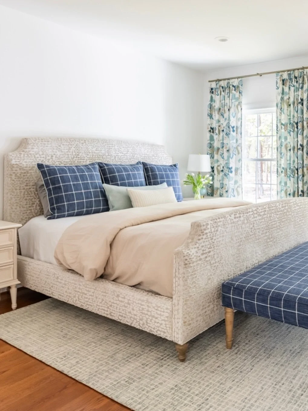 There&rsquo;s a reason Design Consultant @amyspearinginteriors recommends this customizable @leeindustries bed again and again.

With customizable headboard shapes, fabric options, and thoughtful detailing, it can be as understated or as statement-ma