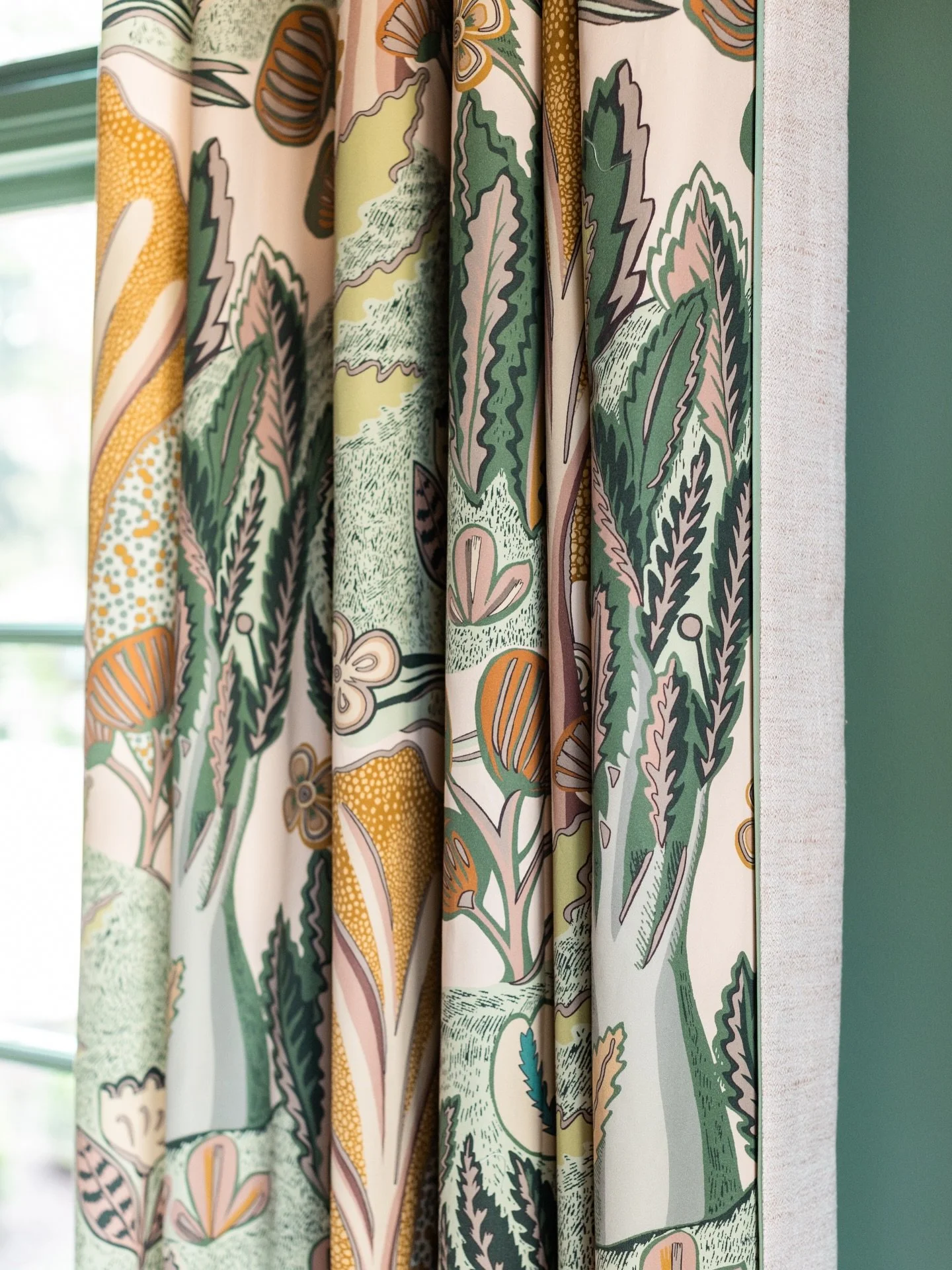 When our designers set out to design the Living &amp; Dining Room at @foundrymanor, @thibaut_1886&rsquo;s Albero fabric was the first decision they made, and it shaped many others that followed. The print&rsquo;s whimsical pattern of trees and foliag