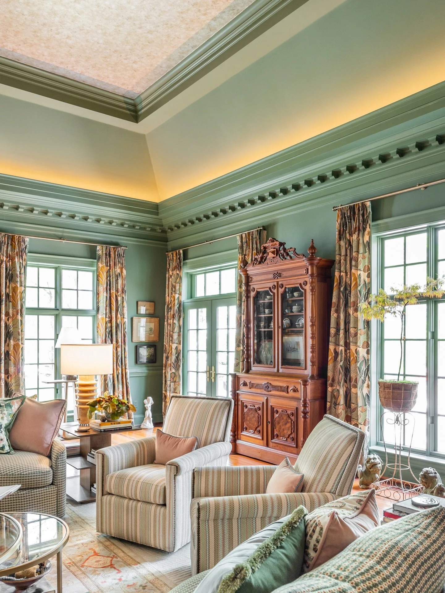 When our designers committed to a full color drench in @benjaminmoore&rsquo;s Cedar Path, they knew they needed a ceiling treatment that would keep the space from feeling heavy. @fabricut&rsquo;s metallic Bastien wallpaper in Burnished catches and re