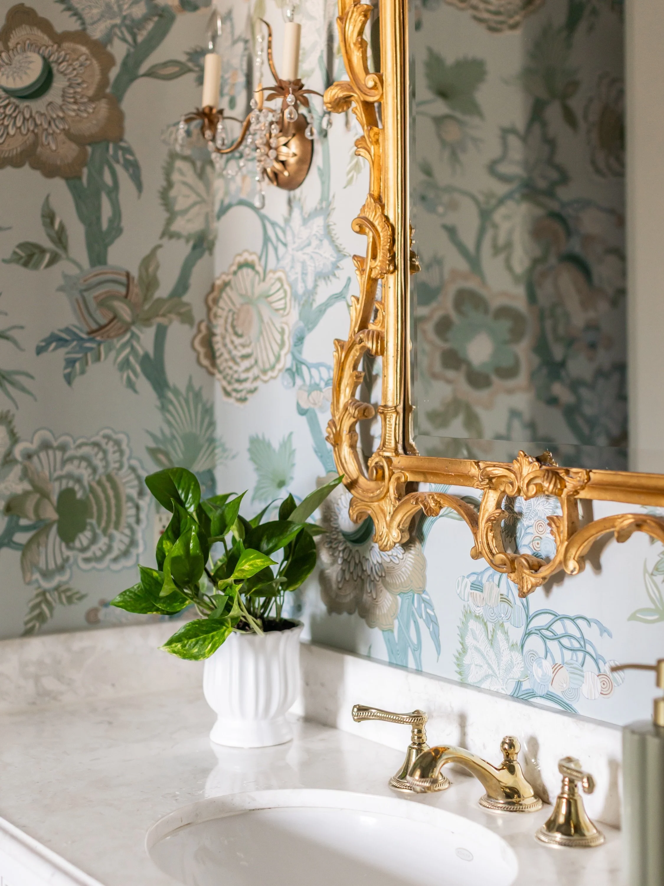 Every detail, coordinated.

Custom drapery, bedding, and wallpaper, all featuring @thibaut_1886&rsquo;s Indienne Jacobean pattern, carried seamlessly from bed to adjoining bath for a suite that looks and feels effortlessly put together.

Designed and