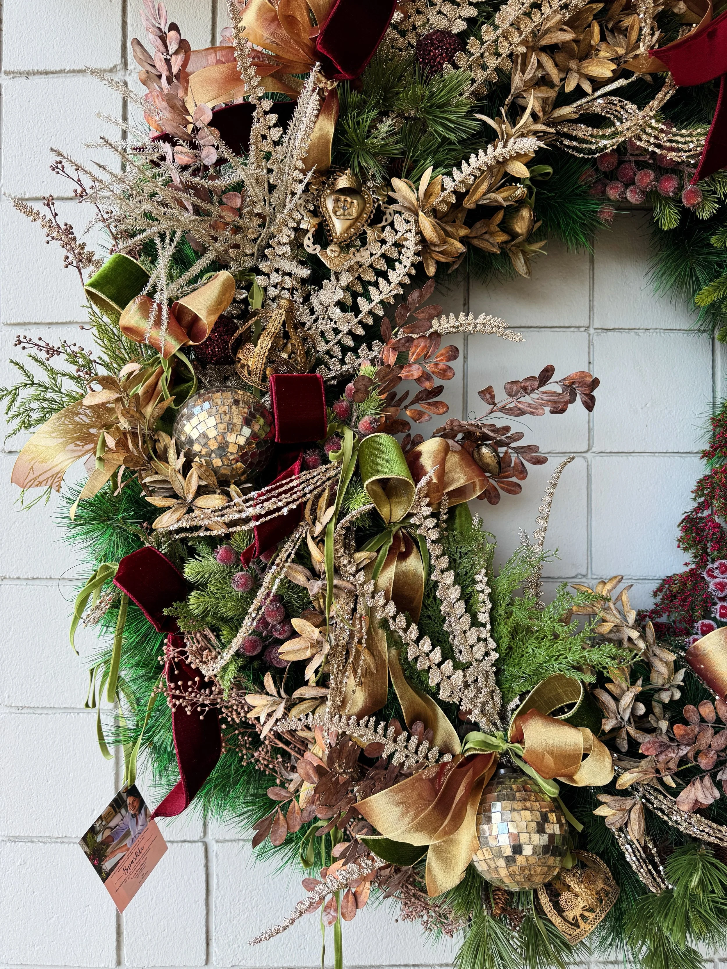 📣 In addition to decorating inspiration and holiday cheer, we&rsquo;re offering 10% off all accessories during tomorrow&rsquo;s Holiday Open House! We can&rsquo;t wait to see you in the showroom from 10-5! 

How stunning is the wreath @sususpetalsrv